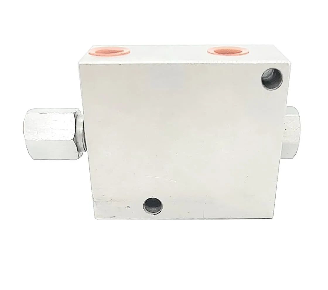 Bloc hydraulique en métal argenté avec raccords et orifices.