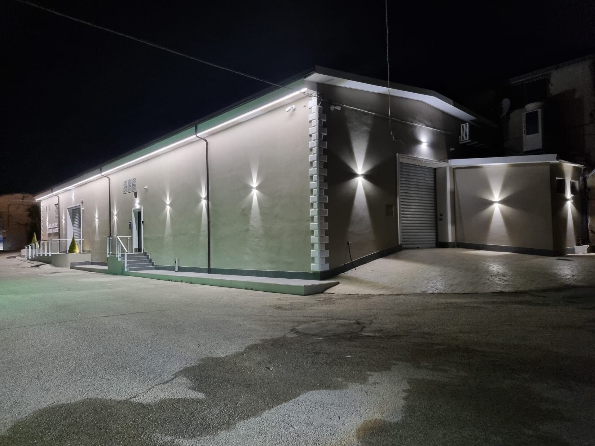 struttura esterna di notte retro