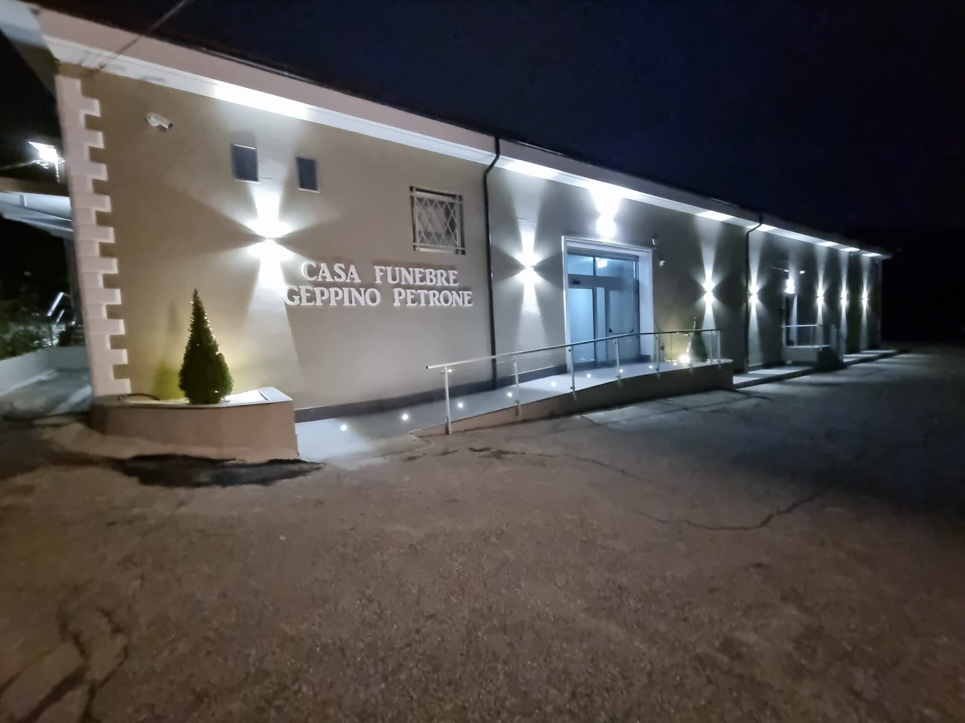 struttura esterna di notte fronte