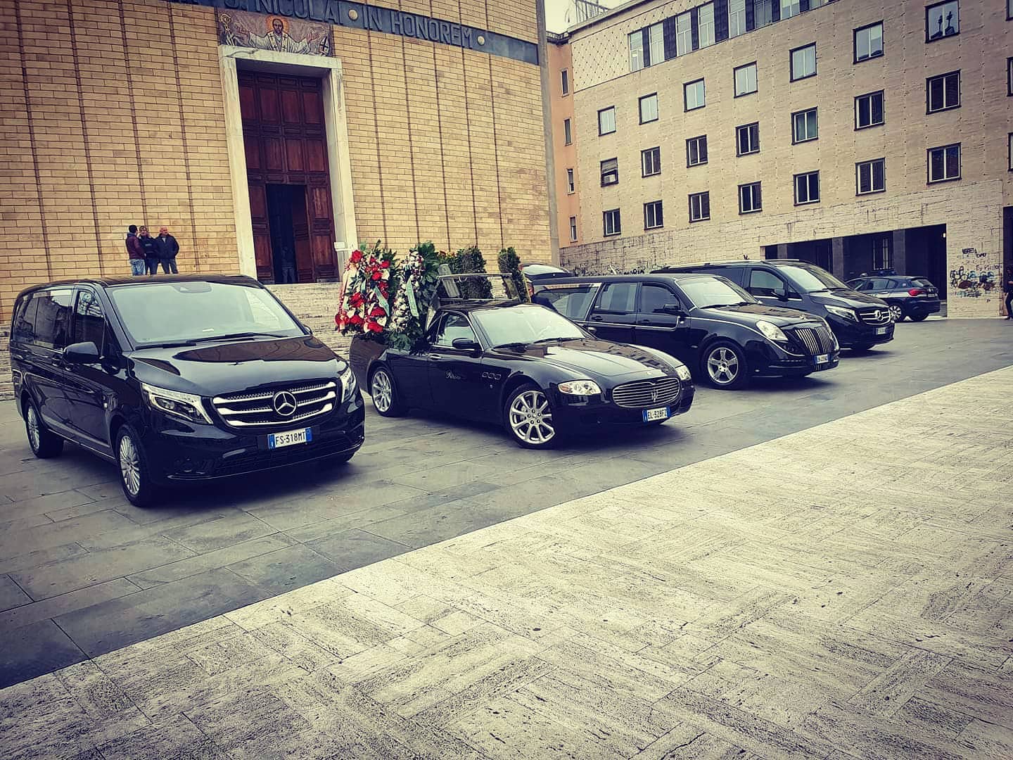 mezzi funebri in fila