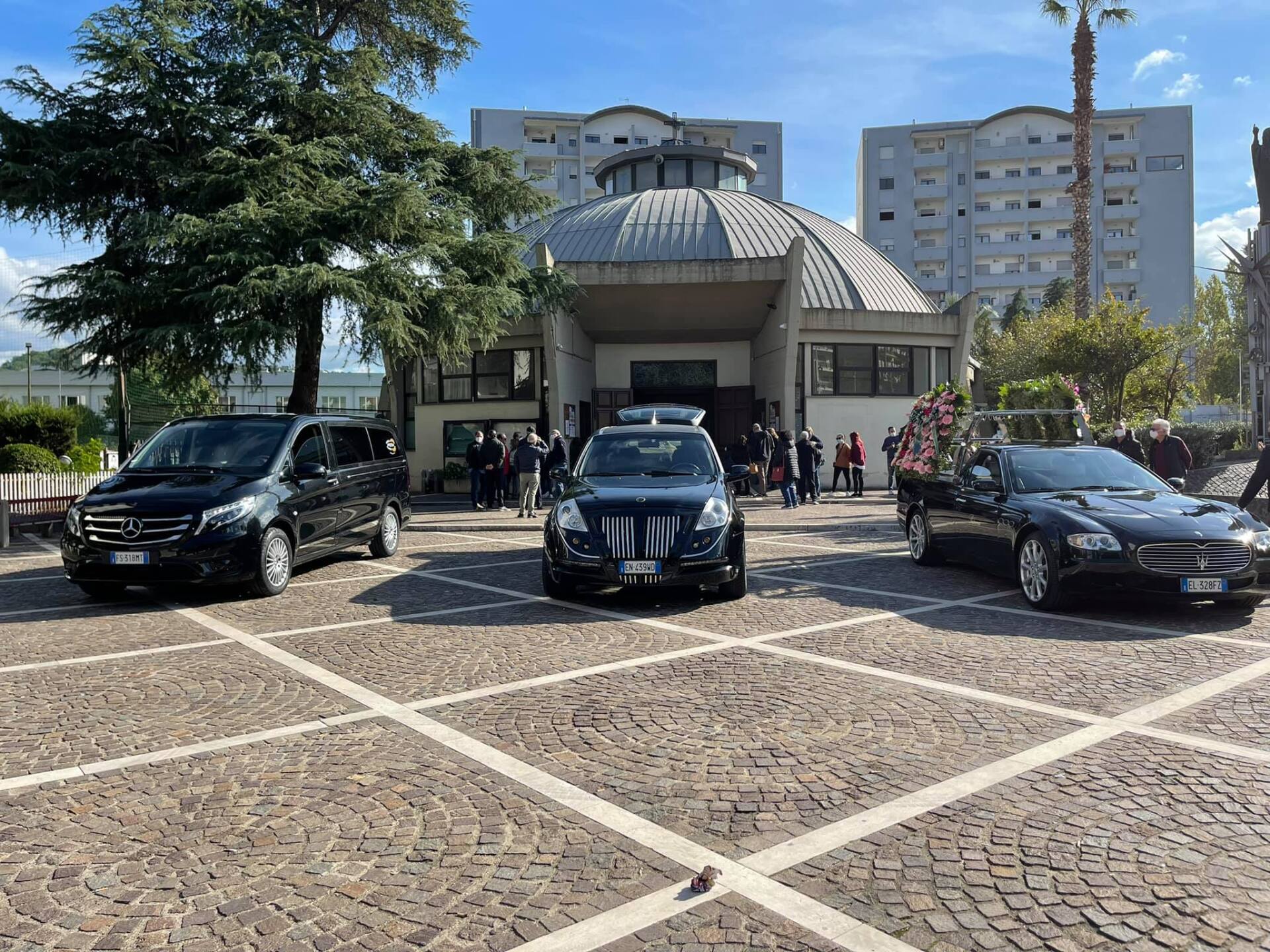 mezzi funebri disposti in fila