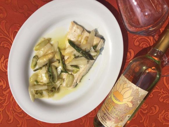 piatto di pesce con vino bianco