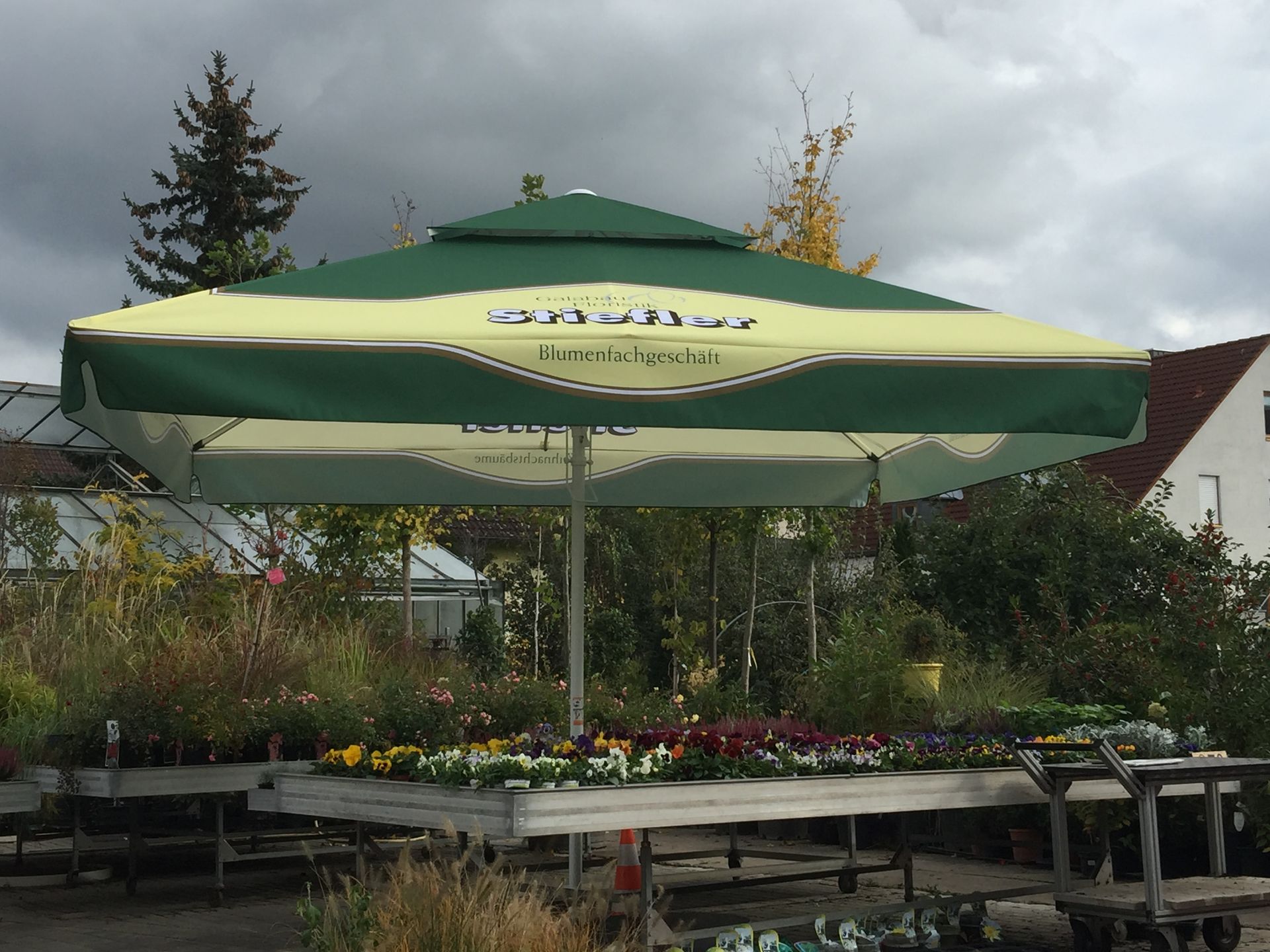 bedruckter Sonnenschirm mit Teleskop-Funktion von Blumenfachgeschäft Stiefler