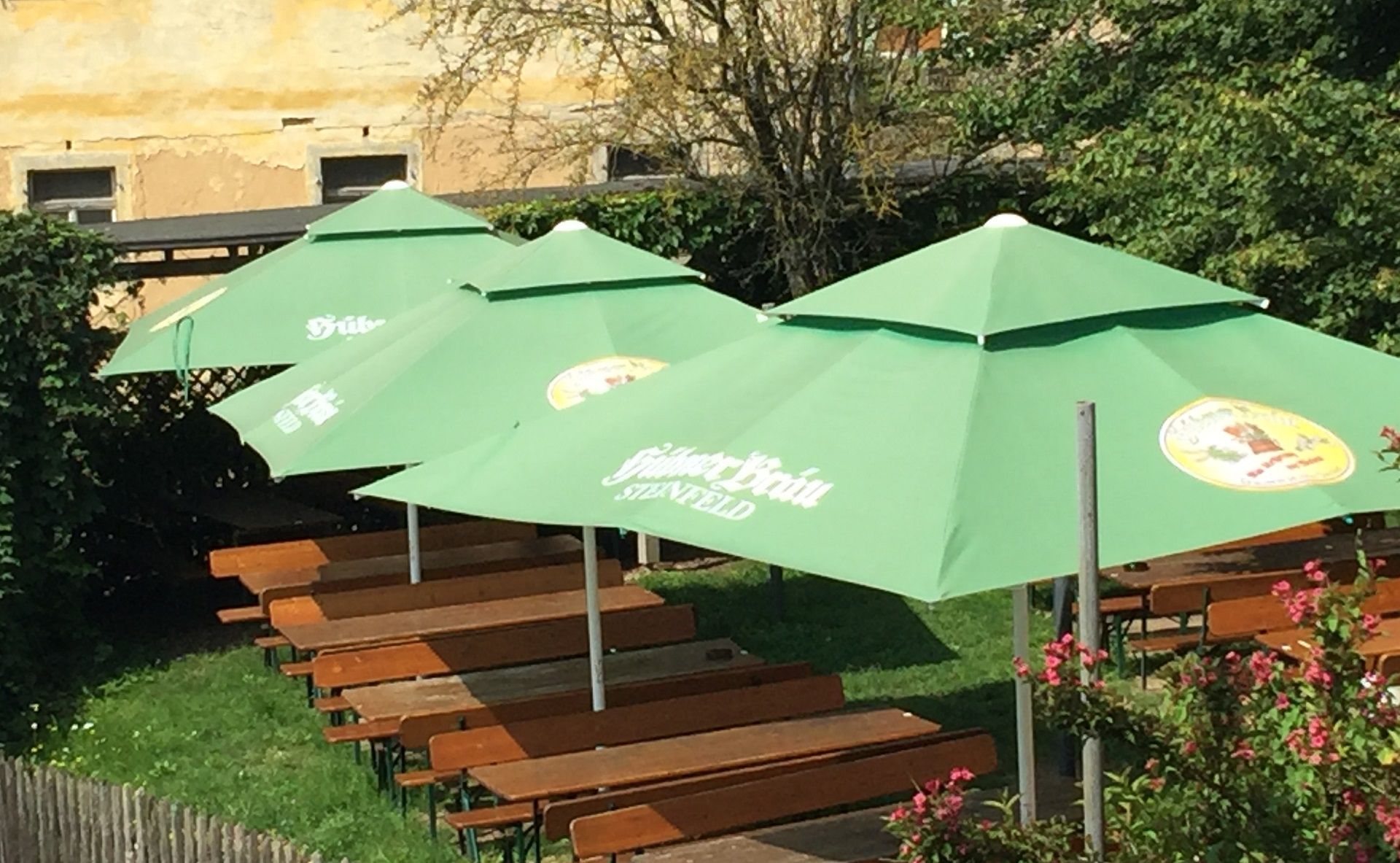bedruckter Sonnenschirm mit Teleskop-Funktion mit Schutzdach, von Stüber Bräu