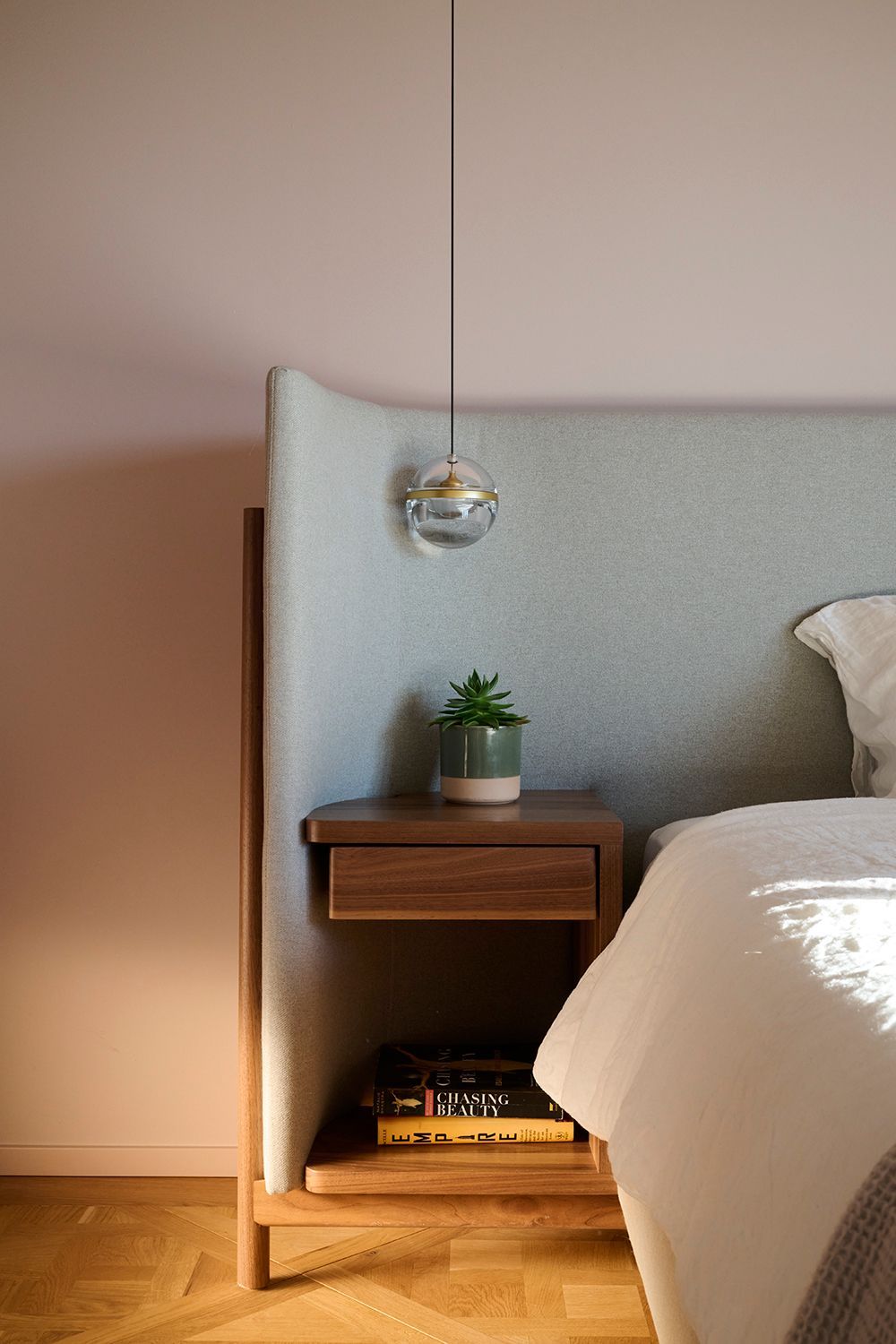 Une chambre à coucher calme et saine, avec des matières naturelles