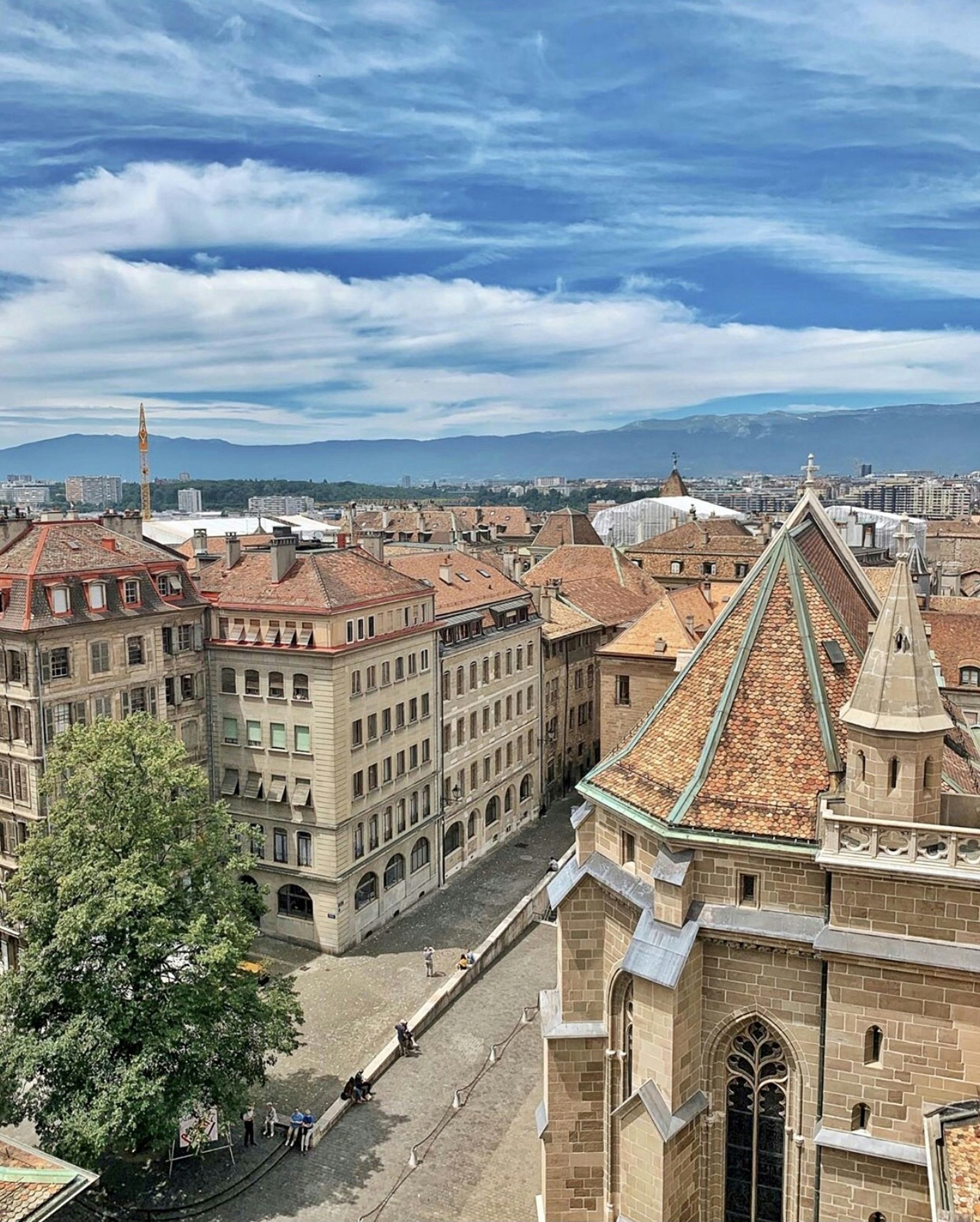 vue des maisons et appartements dans la vieille ville de Genève avec vu sur les préalpes