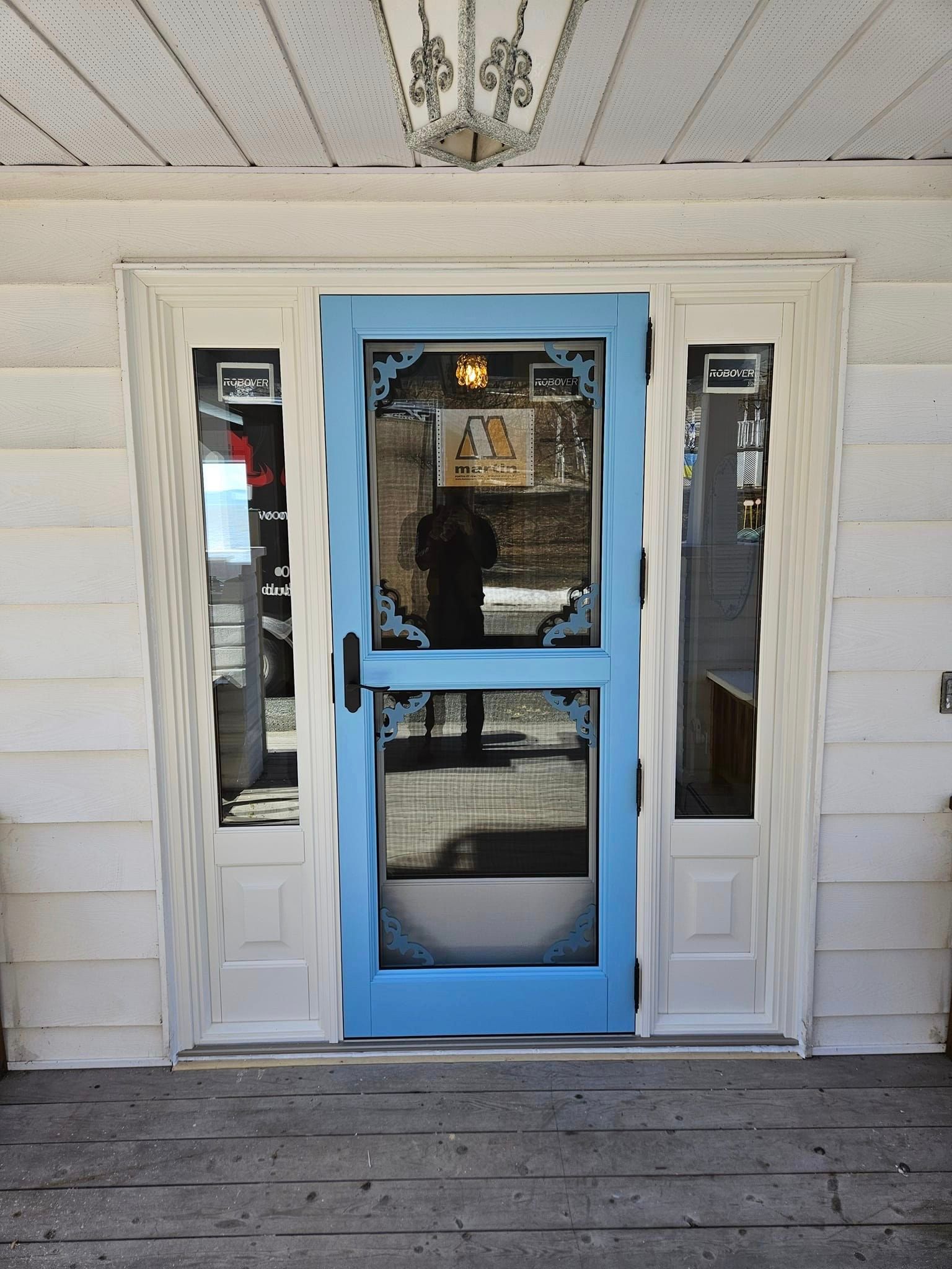 Une porte bleue est sur une maison blanche