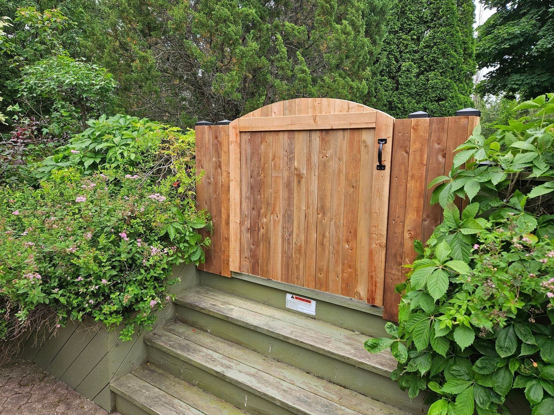 Une porte en bois se trouve au sommet d'un escalier.