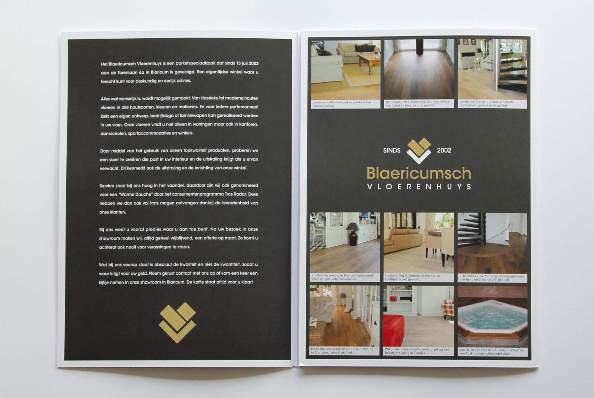 Een brochure die opengevouwen twee pagina's telt, met tekst aan de linkerkant en een raster van interieurfoto's met een bedrijfslogo aan de rechterkant.