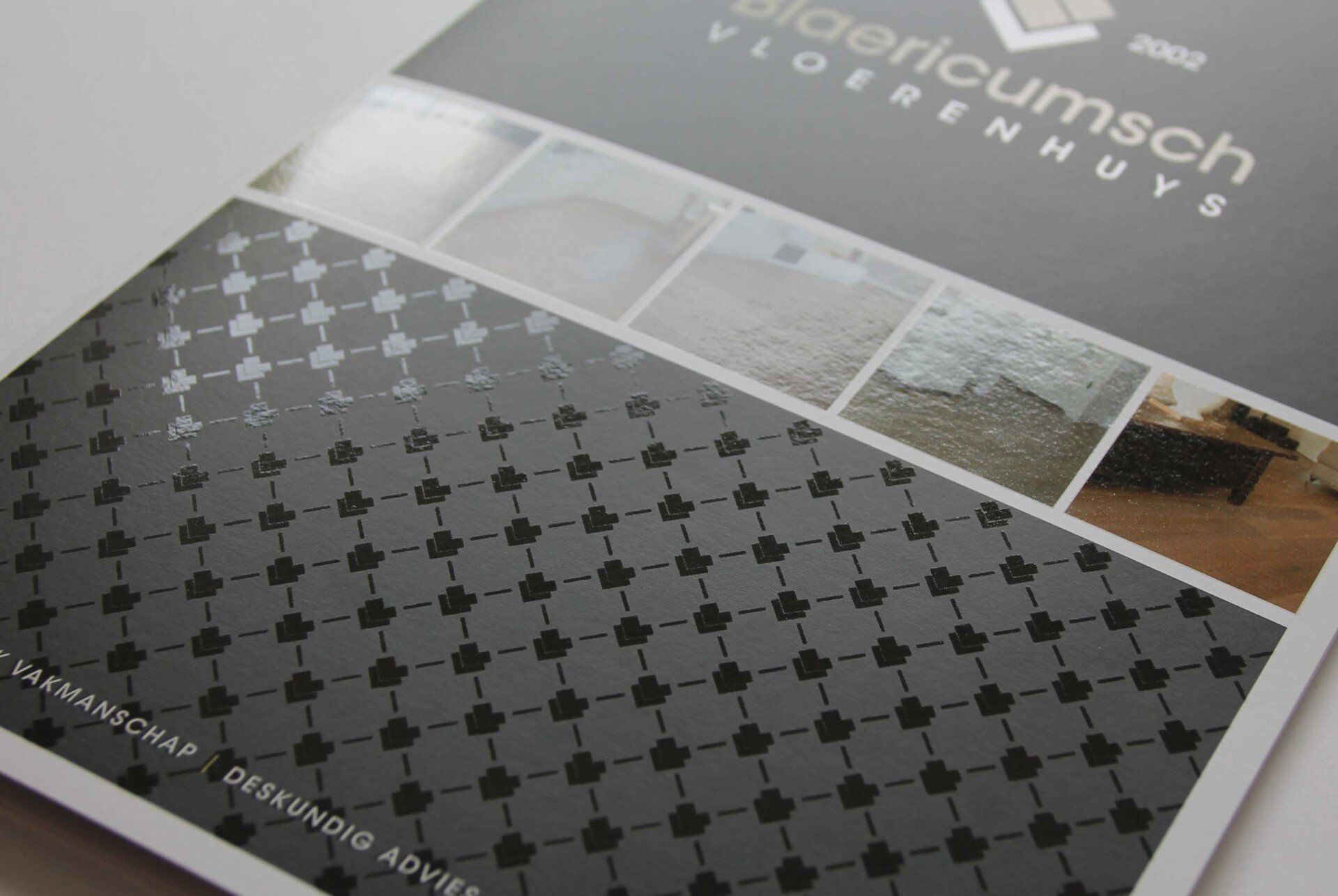 Een brochure voor Blaericumsch Vloerenhuys, met een grijs, gestructureerd patroon van kleine vormen en een reeks foto's van vloeren.