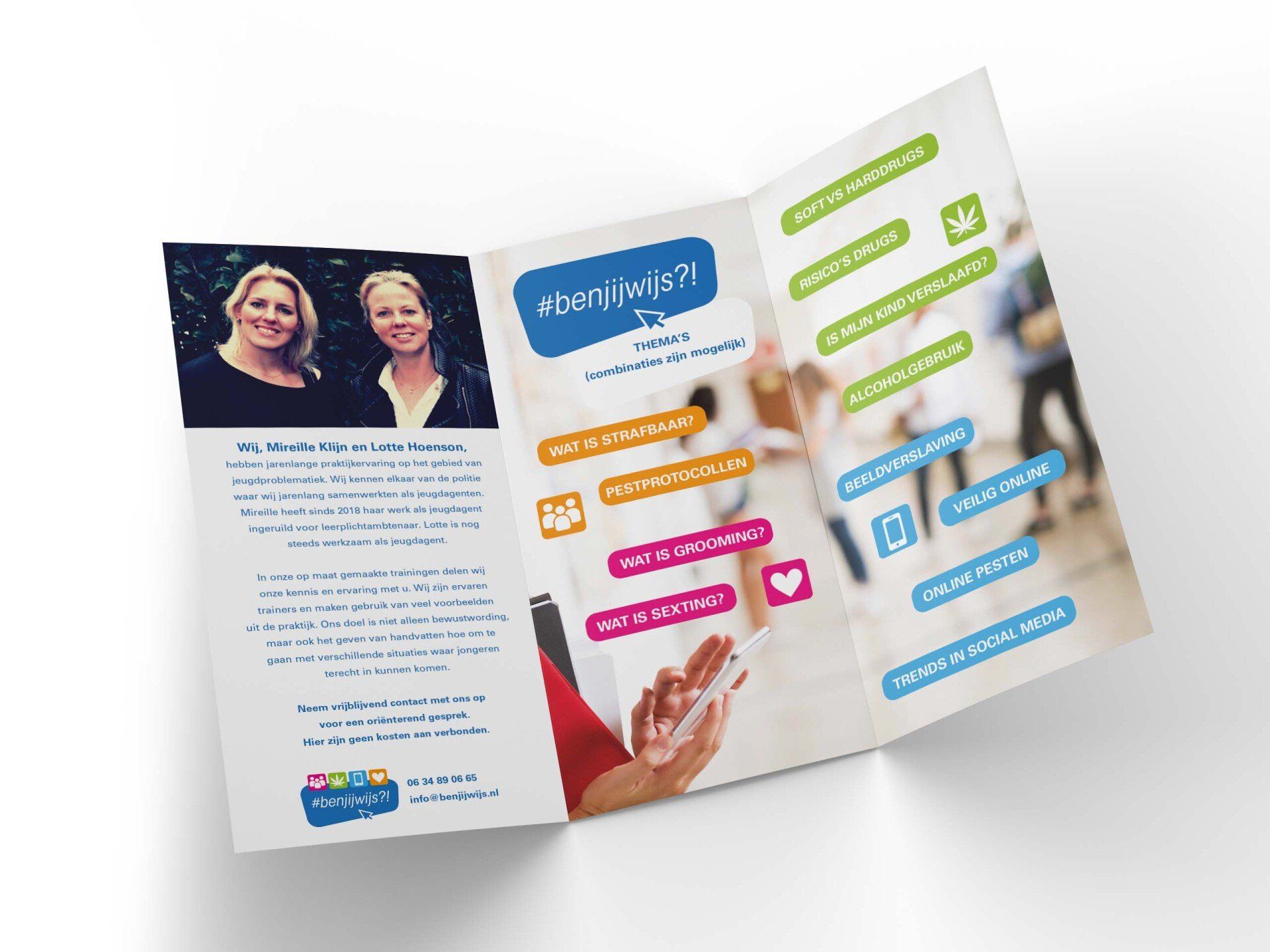Een mockup van een drievoudige brochure met foto's van twee personen, tekstblokken en gekleurde tekstvakken op een witte achtergrond.