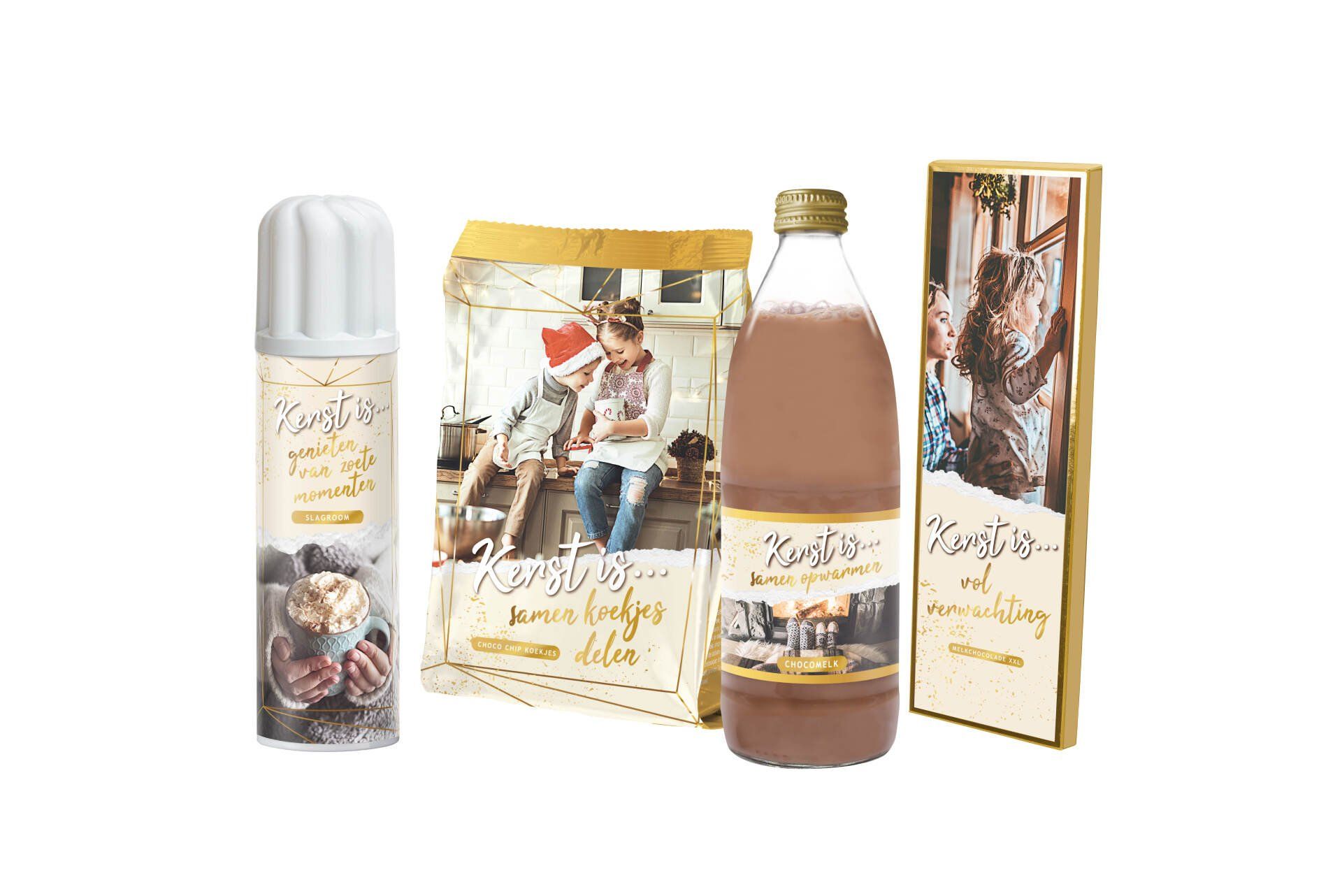 Een fles slagroom, een zak instant chocolademelk, een fles chocolademelk en een chocoladereep, allemaal met winterse etiketten.