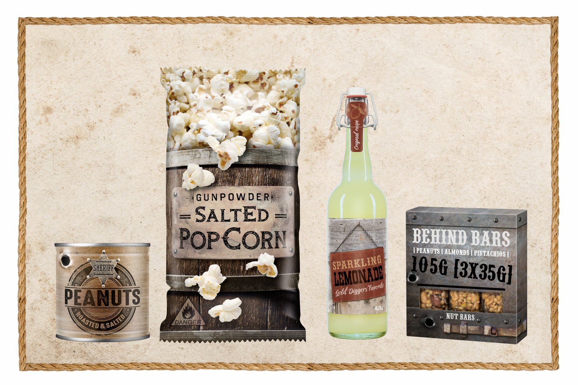 Een blik pinda's, een zak zoute popcorn, een fles limonade en een doos mueslirepen op een beige, gestructureerde achtergrond.