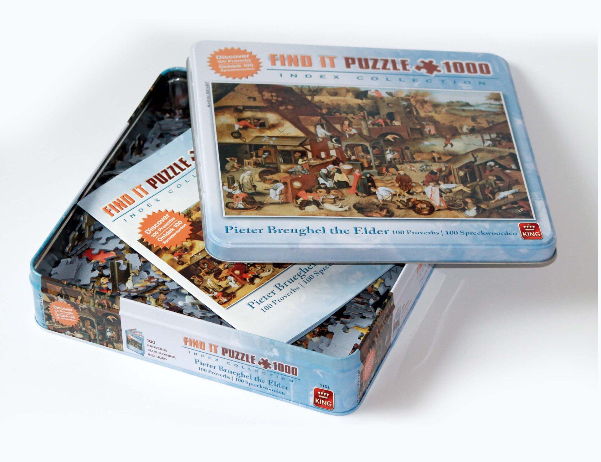 Een open metalen opbergblik met daarin een puzzel, waarvan het deksel er gedeeltelijk op rust en een instructieblad erin ligt.