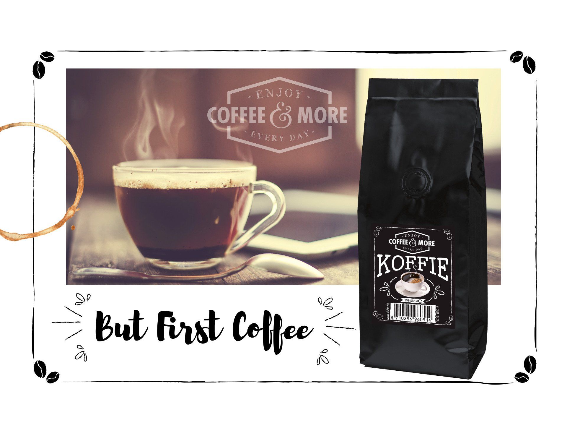 Naast een dampende mok koffie op een tafel staat een koffiezak met het opschrift 