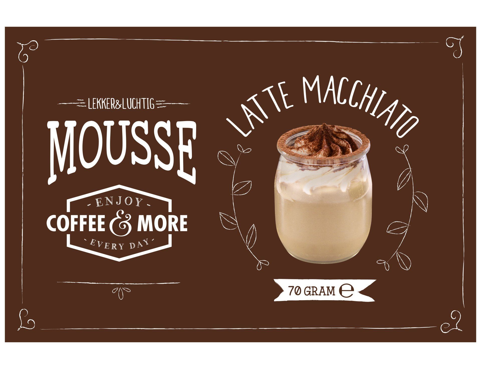 Een bruin reclame-etiket voor een latte macchiato-mousse met daarop een potje van het dessert en de merknaam SPAR.