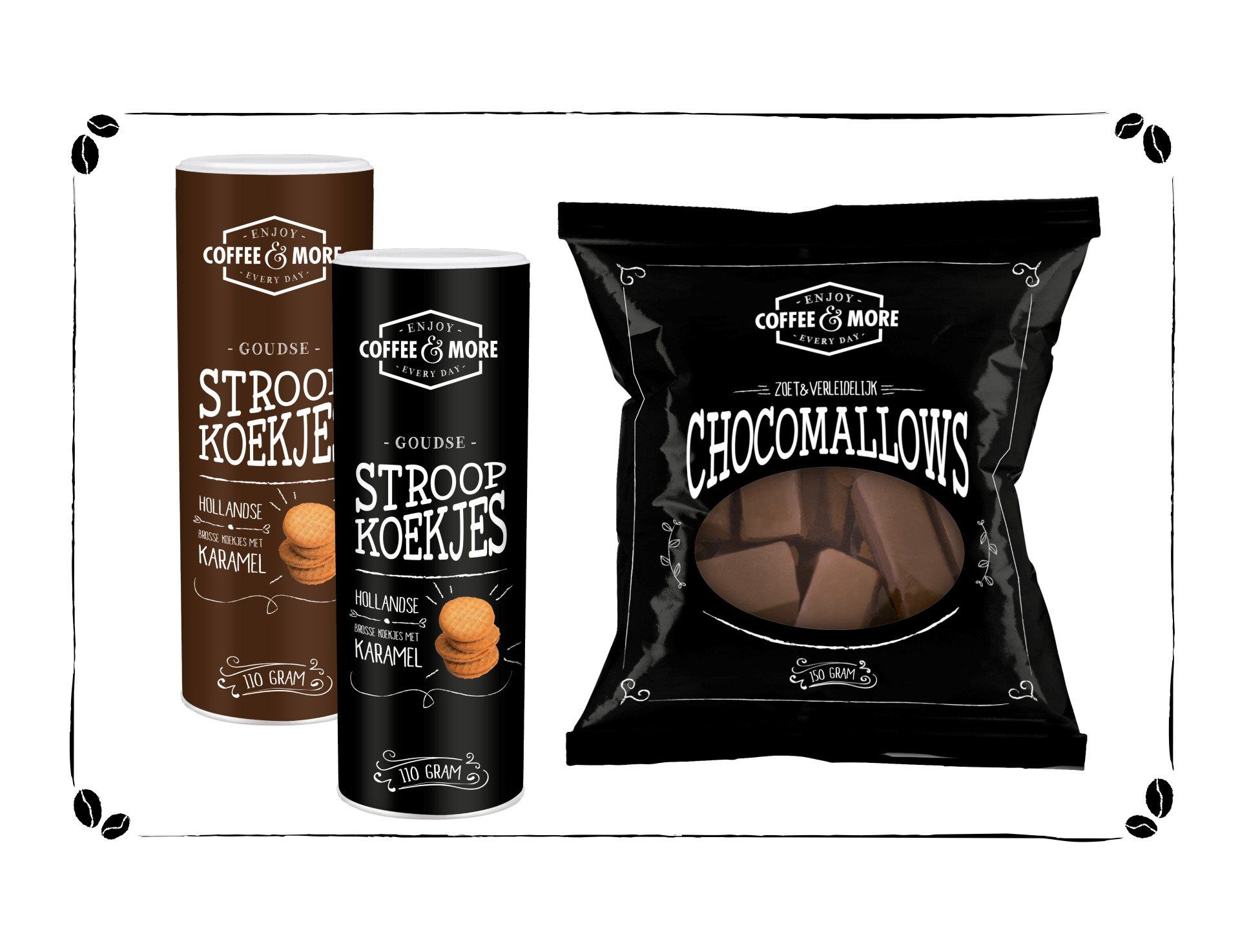Twee zwarte cilindervormige bakjes met stroopkoekjes en een zwarte zak met chocoladebonbons, geplaatst tegen een effen witte achtergrond.