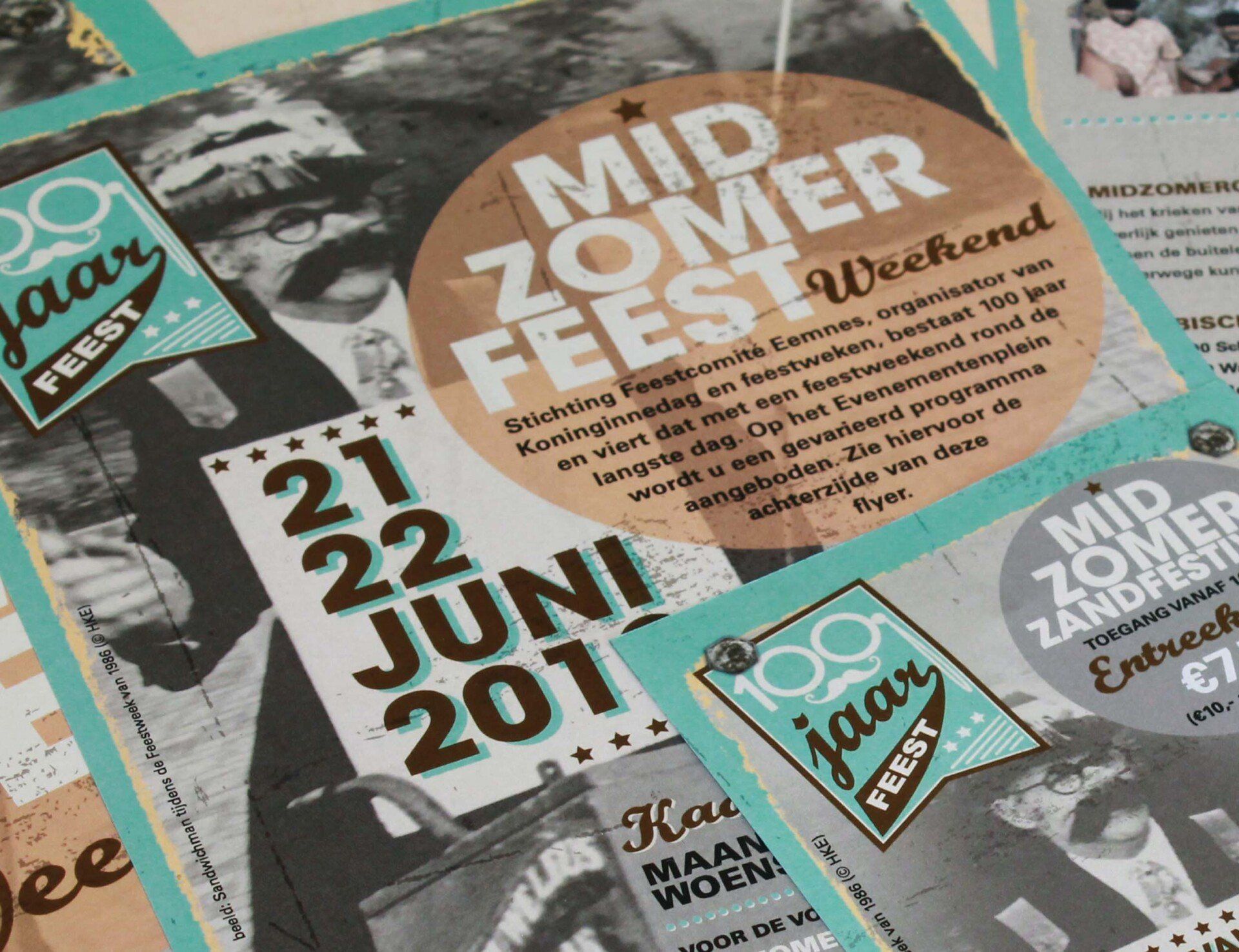 Een promotieflyer voor een Midzomer Feest-weekend op 21 en 22 juni, met vintage afbeeldingen en een viering van het 100-jarig bestaan.