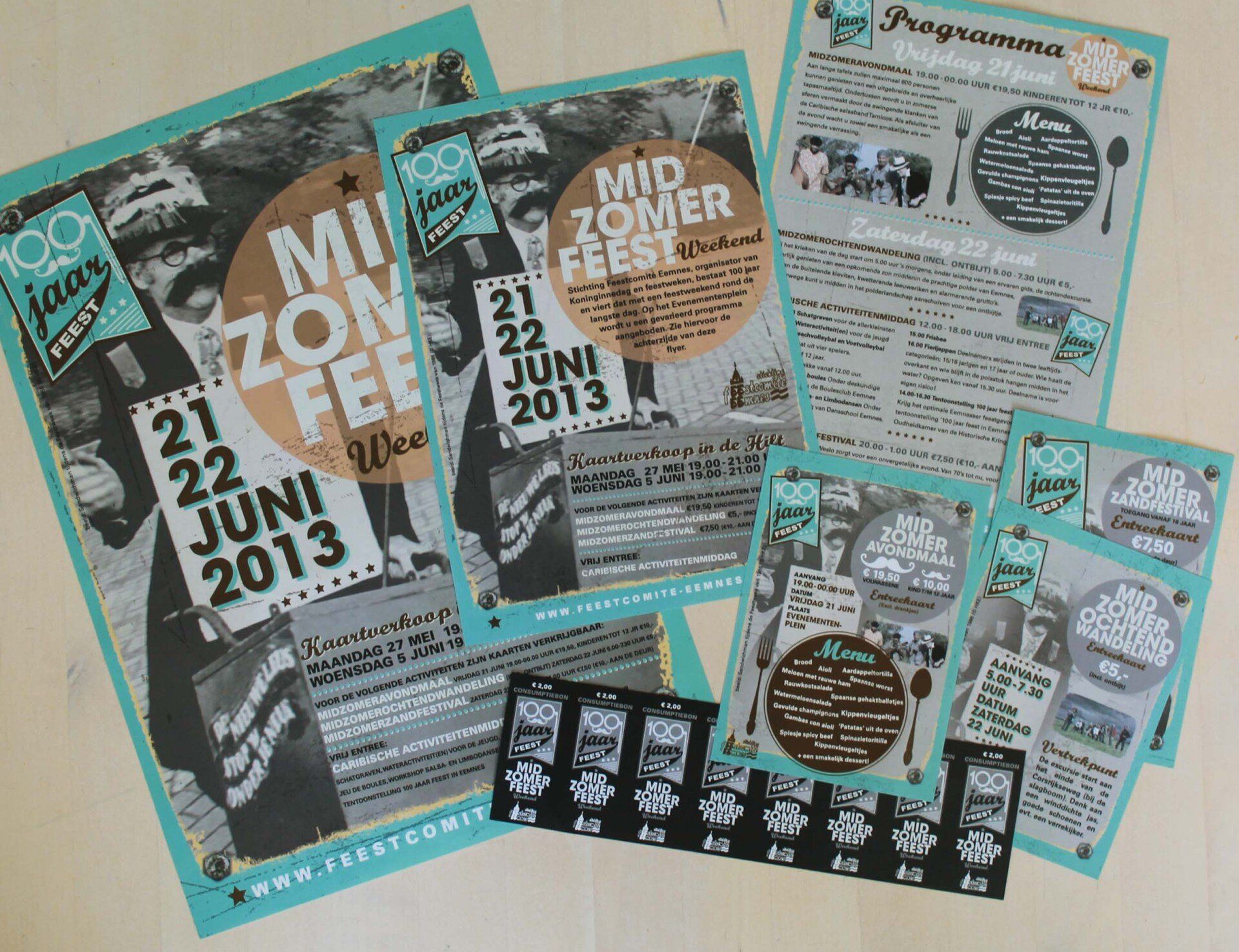 Een verzameling gedrukt promotiemateriaal voor een midzomerfeest op 21 en 22 juni 2013, met afbeeldingen in turquoise en grijs.
