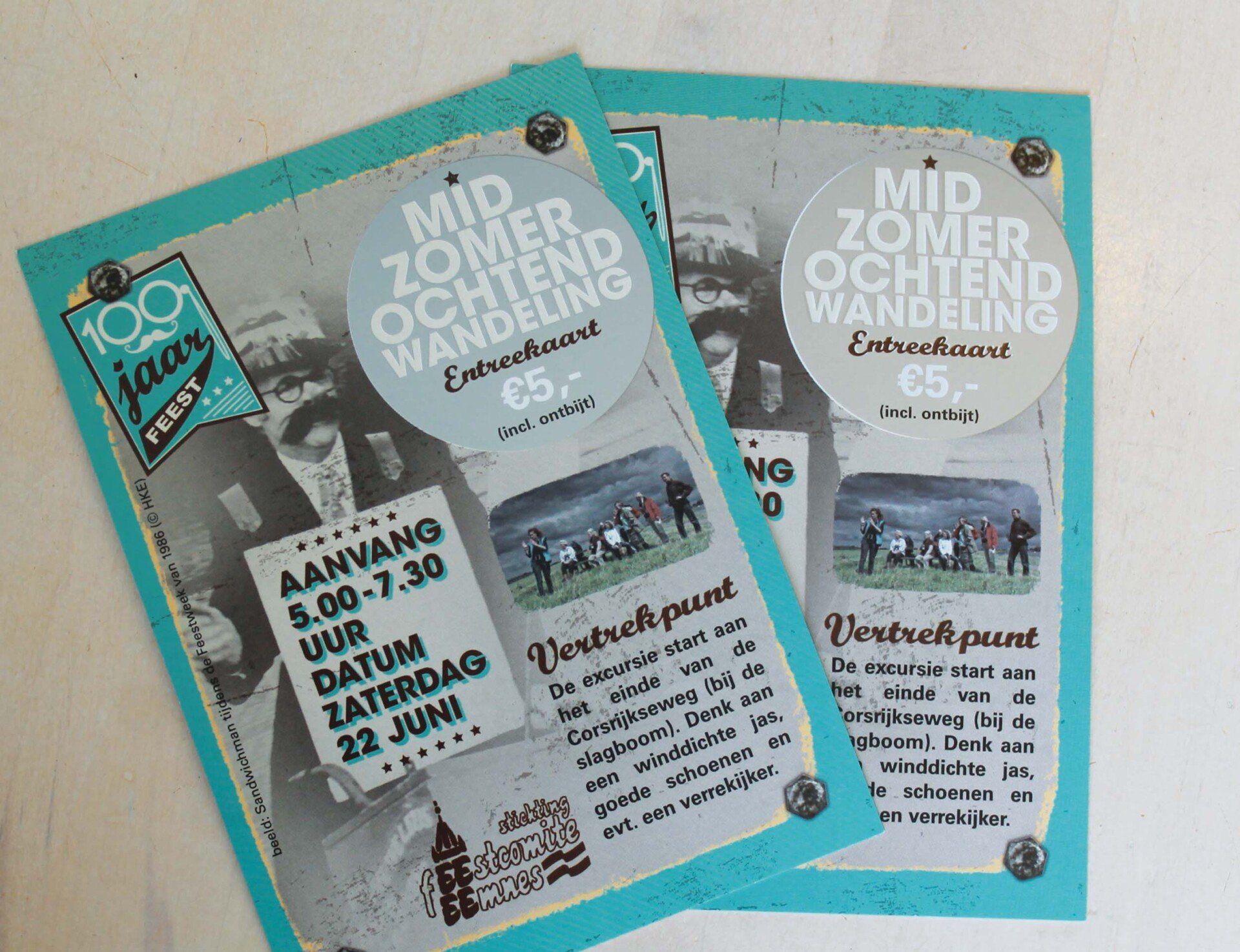Twee identieke turquoise flyers voor een midzomerochtendwandeling op zaterdag 22 juni, die €5 kost en van 6:00 tot 7:30 uur plaatsvindt.