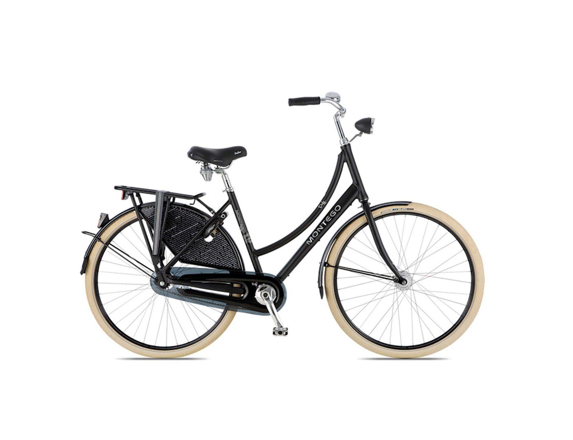 Een zwarte stadsfiets in Nederlandse stijl met crèmekleurige banden, een bagagedrager en een kettingkast, afgebeeld tegen een witte achtergrond.
