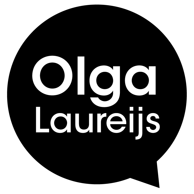 Een wit tekstlogo met de tekst 