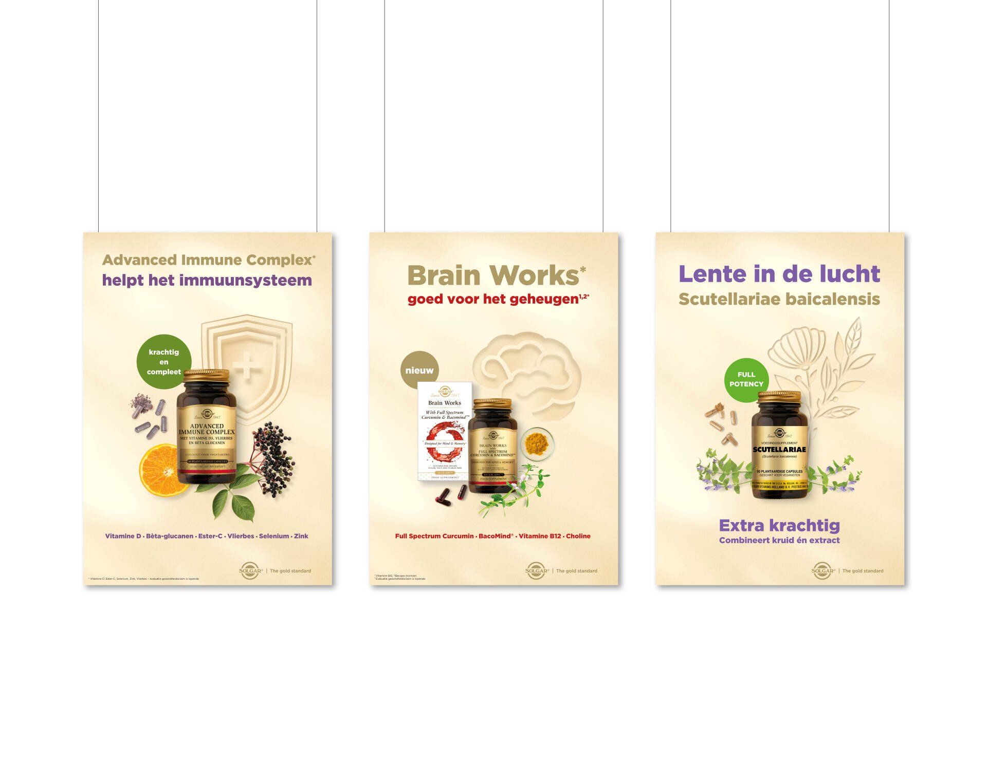 Er hangen drie productposters naast elkaar, waarop flessen voedingssupplementen worden aangeprezen met botanische illustraties en thematische titels.
