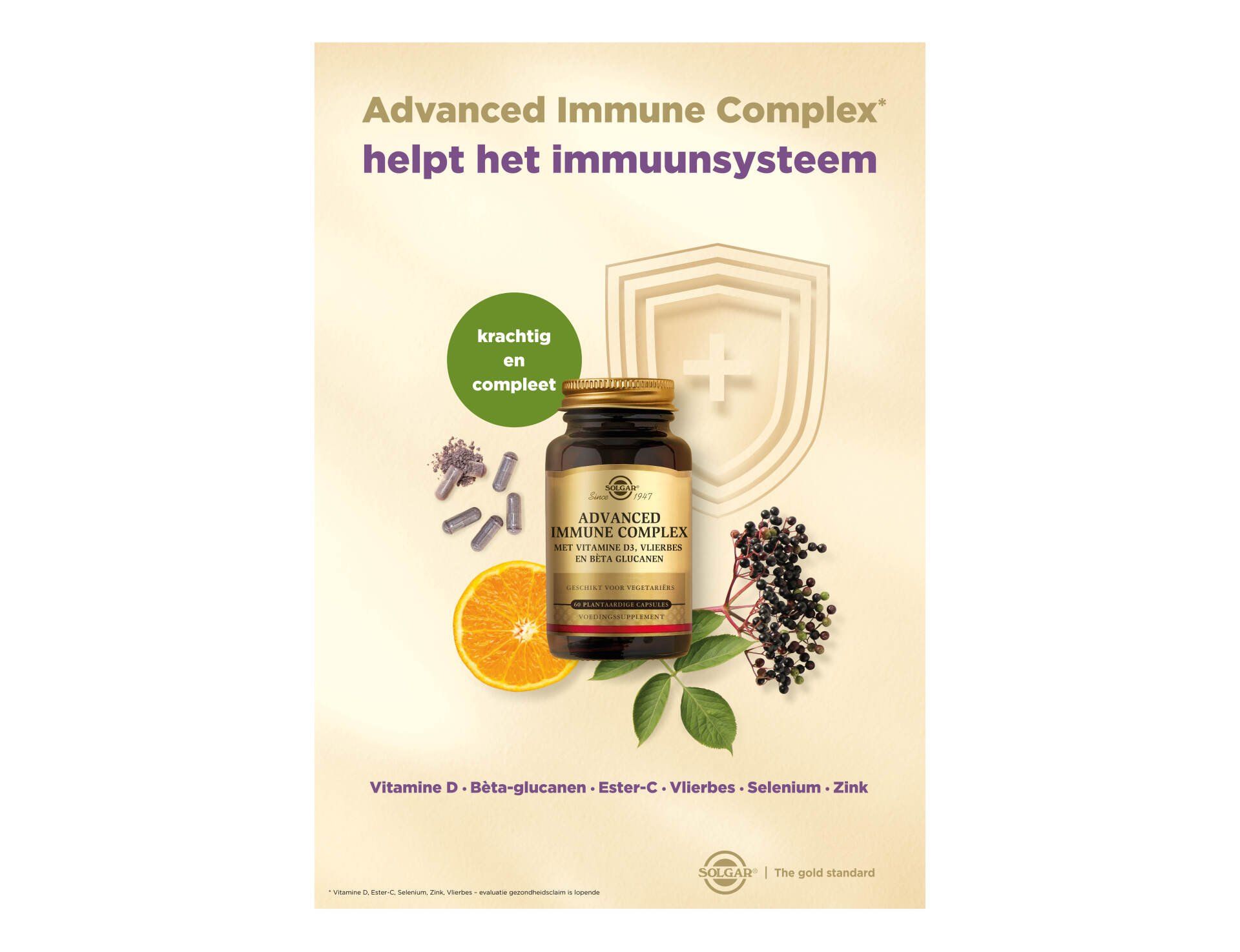 Productadvertentie voor Advanced Immune Complex met een fles supplementen, sinaasappelschijfjes en vlierbessen op een crèmekleurige achtergrond.