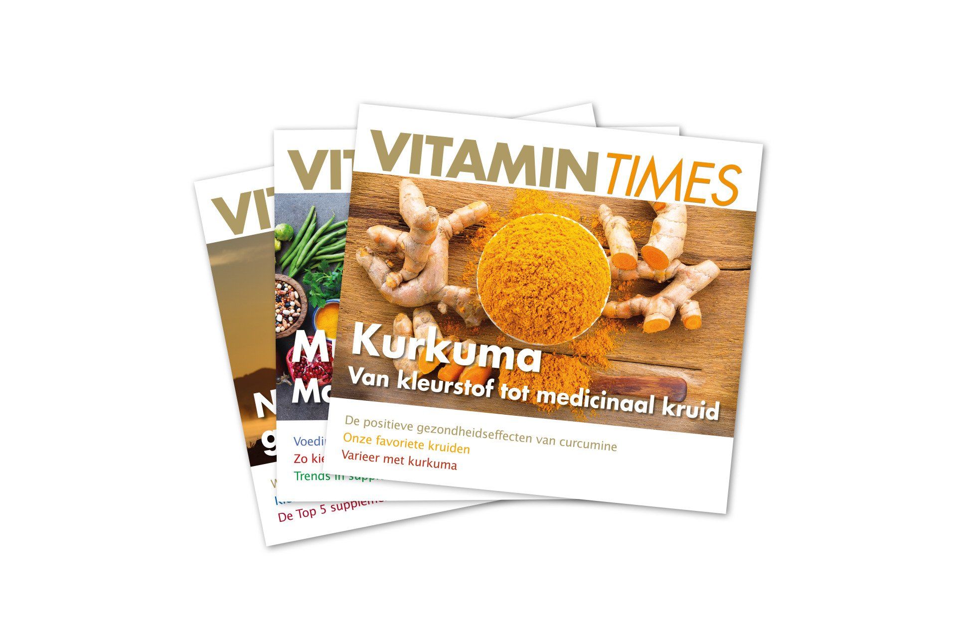 Een stapel van drie Vitamin Times-tijdschriften, waarvan het bovenste nummer over kurkuma gaat en de titel 