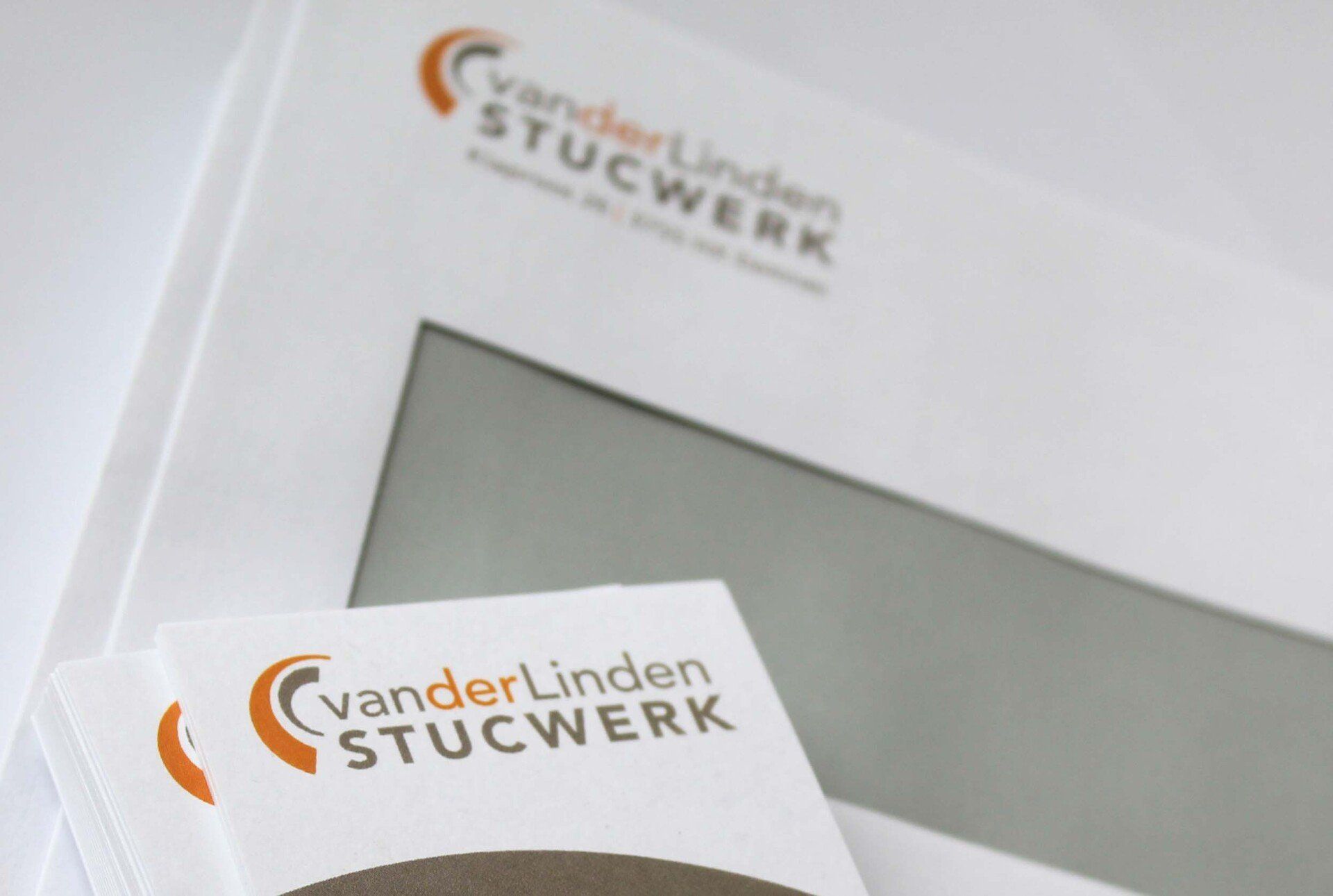 Wit briefpapier met het oranje en grijze 