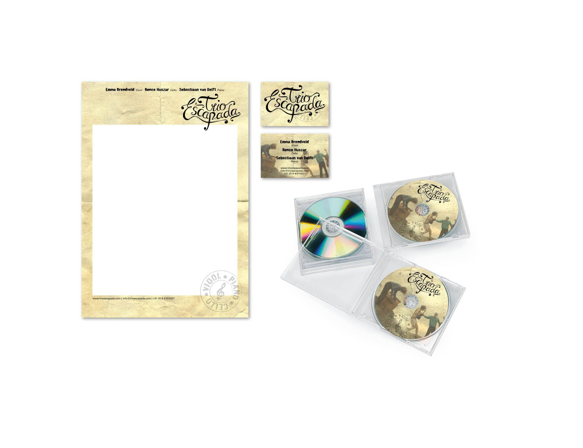 Een promotiepakket met briefpapier, twee kleine kaartjes en drie cd's in aparte plastic hoesjes, allemaal voorzien van logo's.