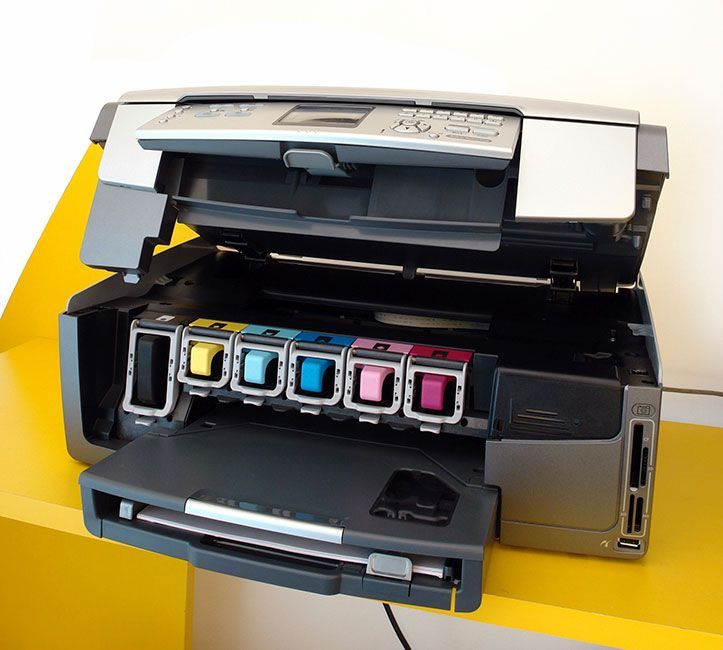 Una impresora Epson está en un estante amarillo.
