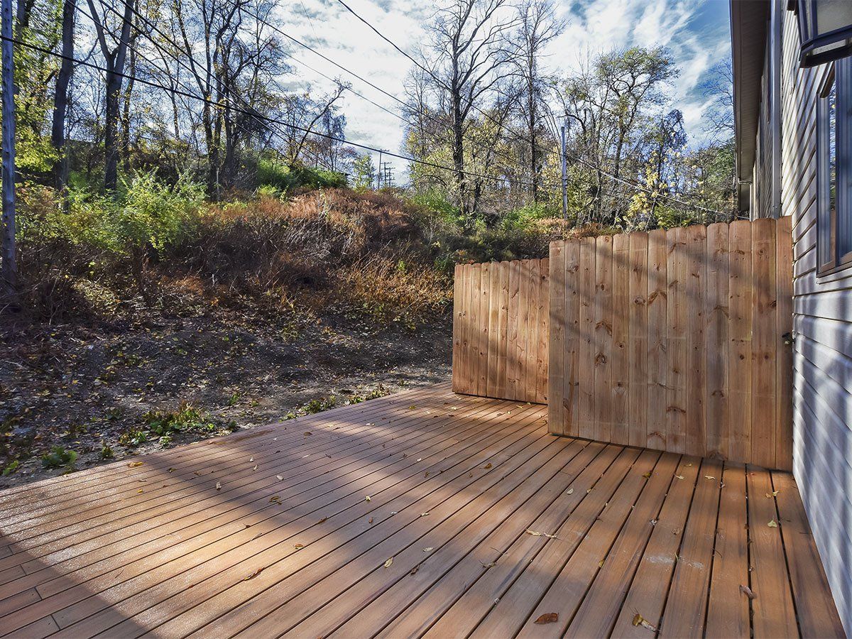 Banksville Place Exterior Photo of Patio and Yard