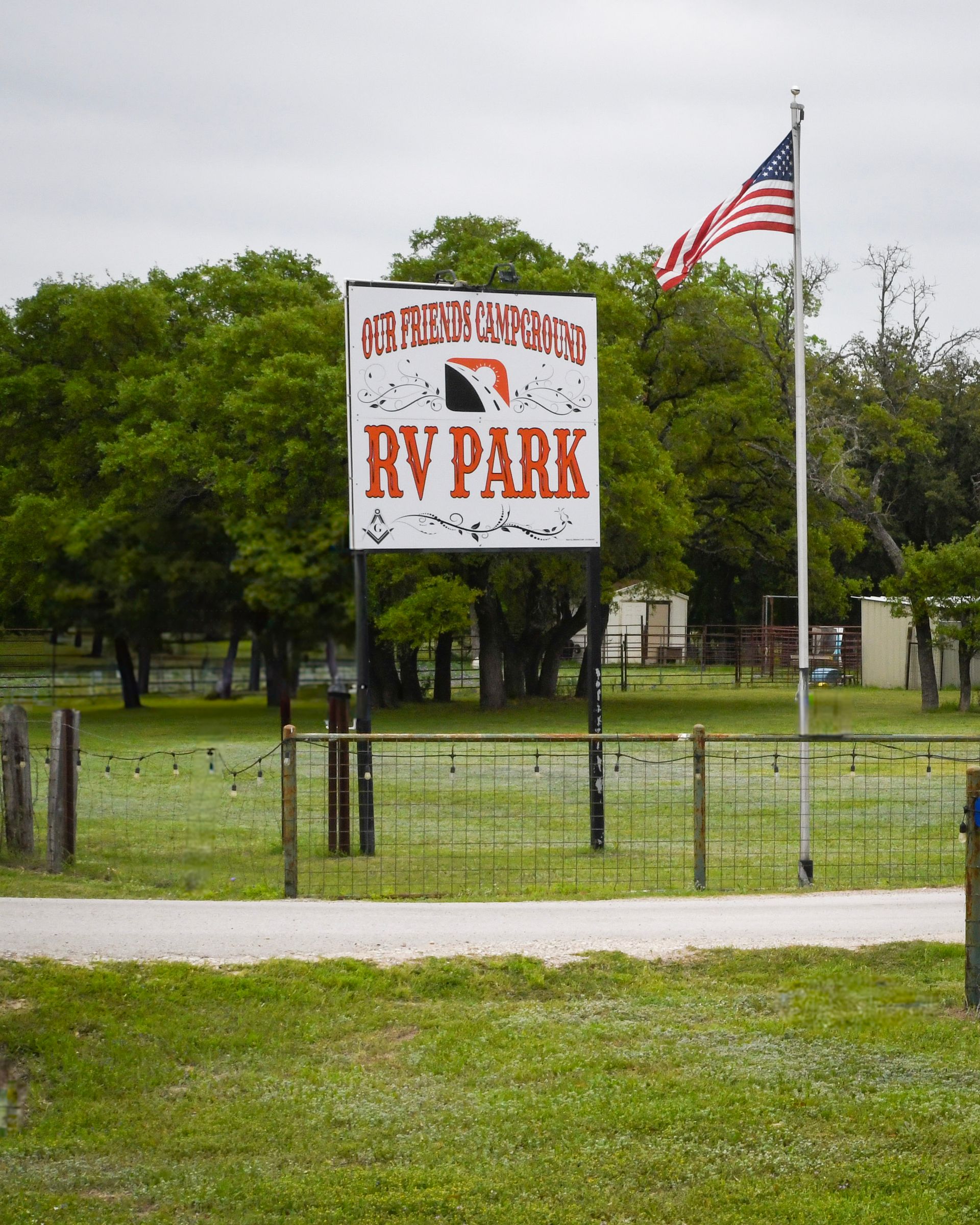 A sign that says rv park on it