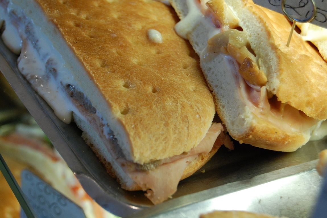 focacce farcite con salumi, formaggi e insalata