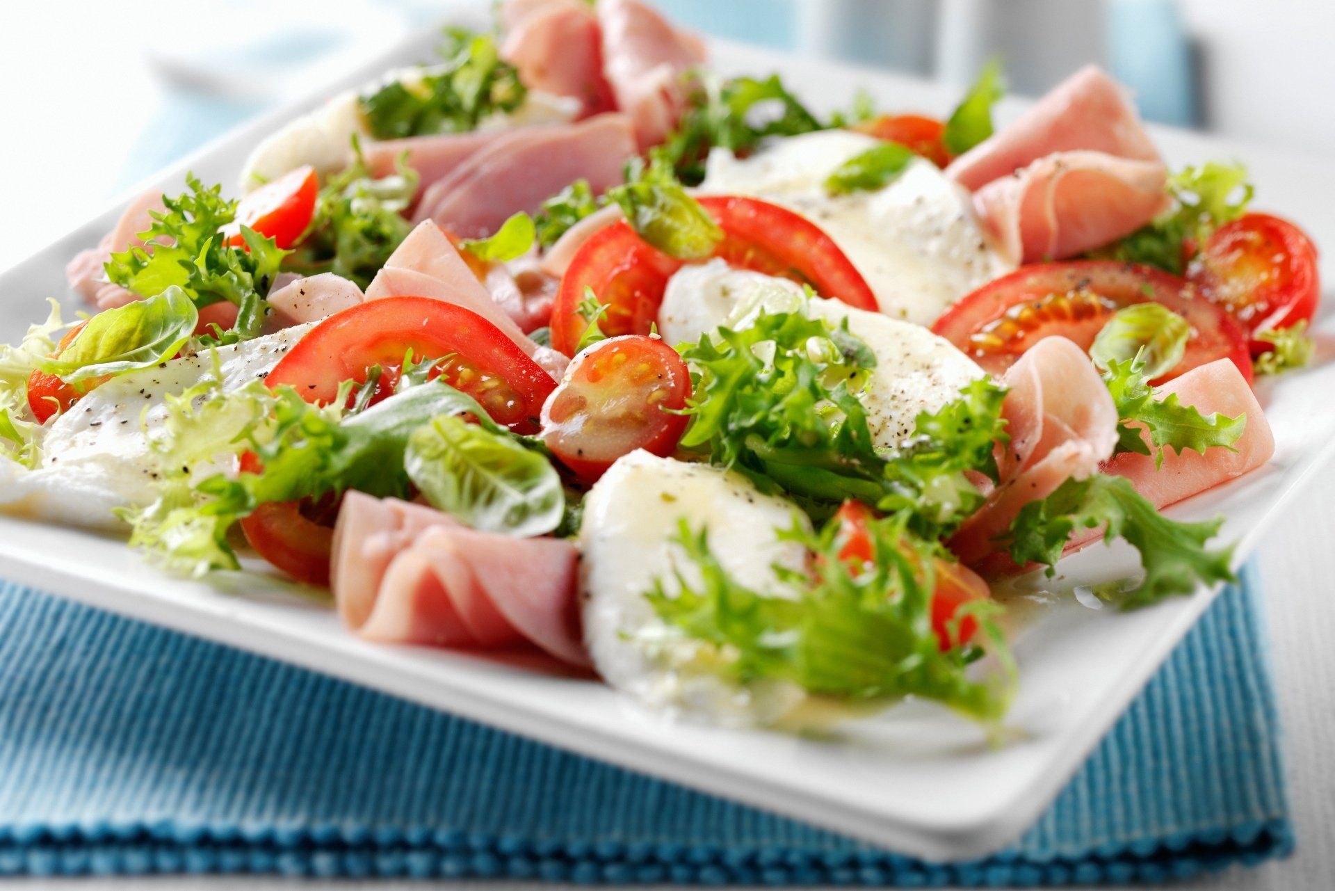 insalata con mozzarella, pomodori e prosciutto