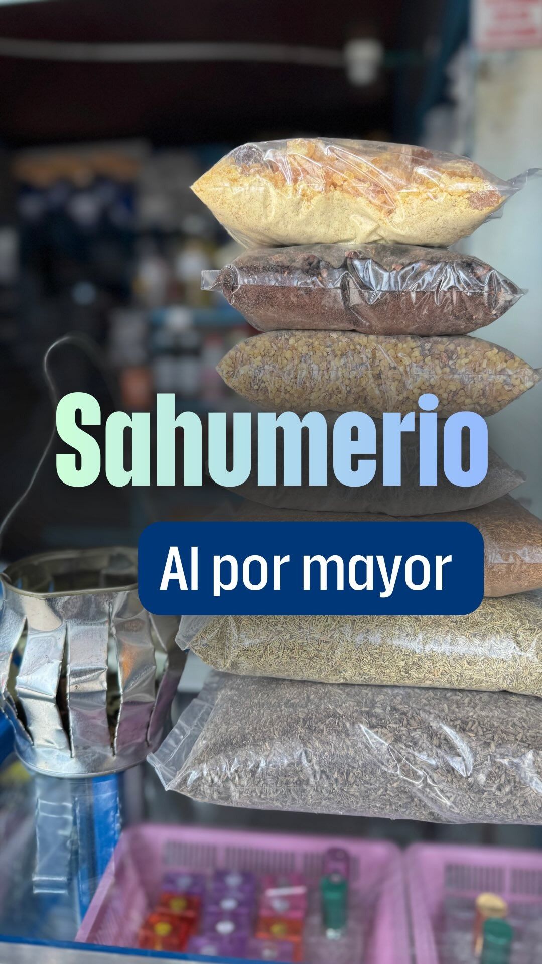 Sacos de grano apilados en una tienda, con los textos «Sahumerio» y «Al por mayor» en primer plano.