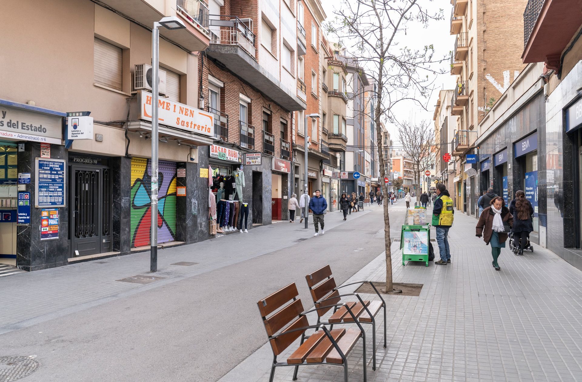A busy city street with a sign that says metro