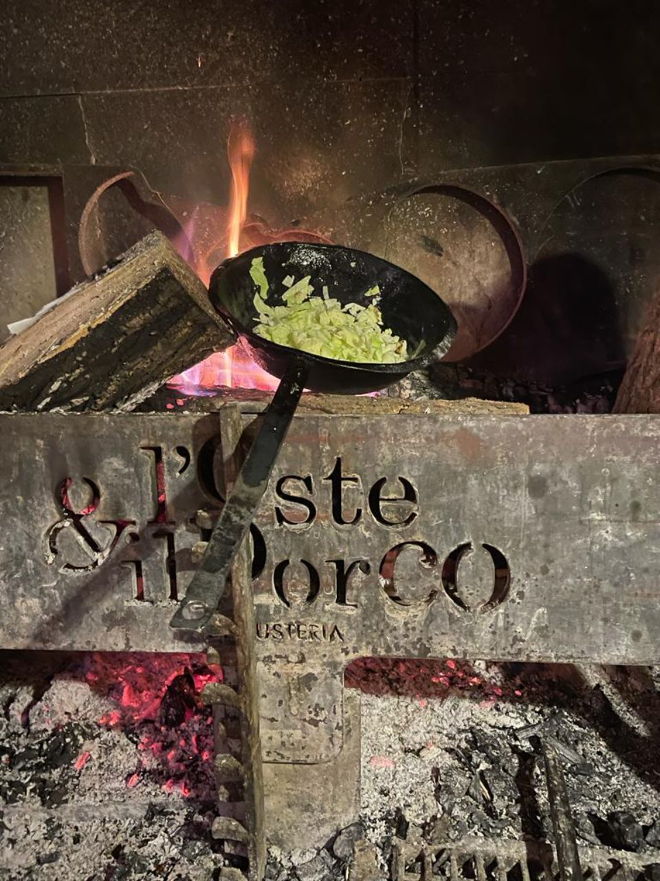Piatto cucinato su fiamma