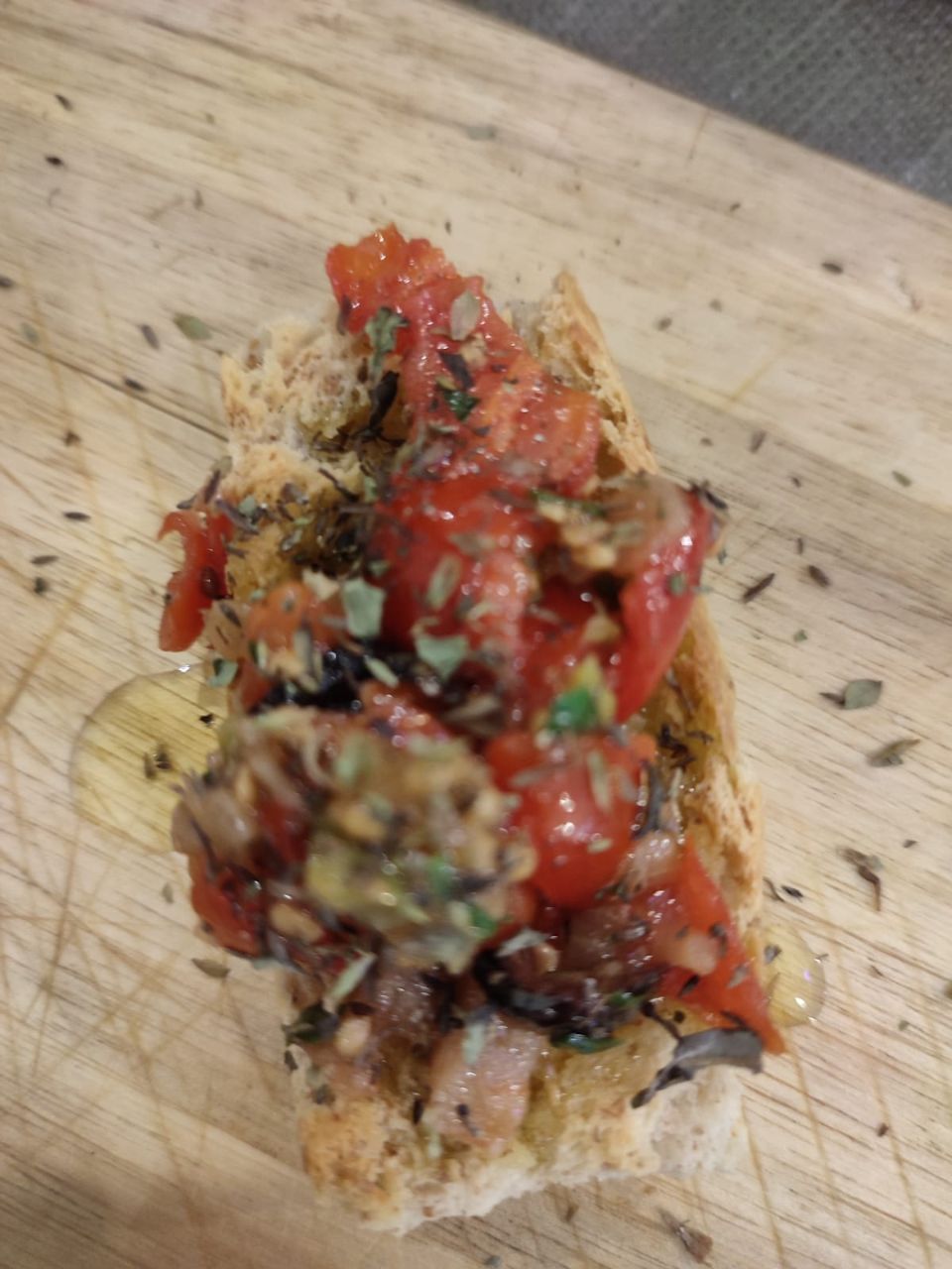 Crostini con pomodori, capperi, alici, melanzane ed olive