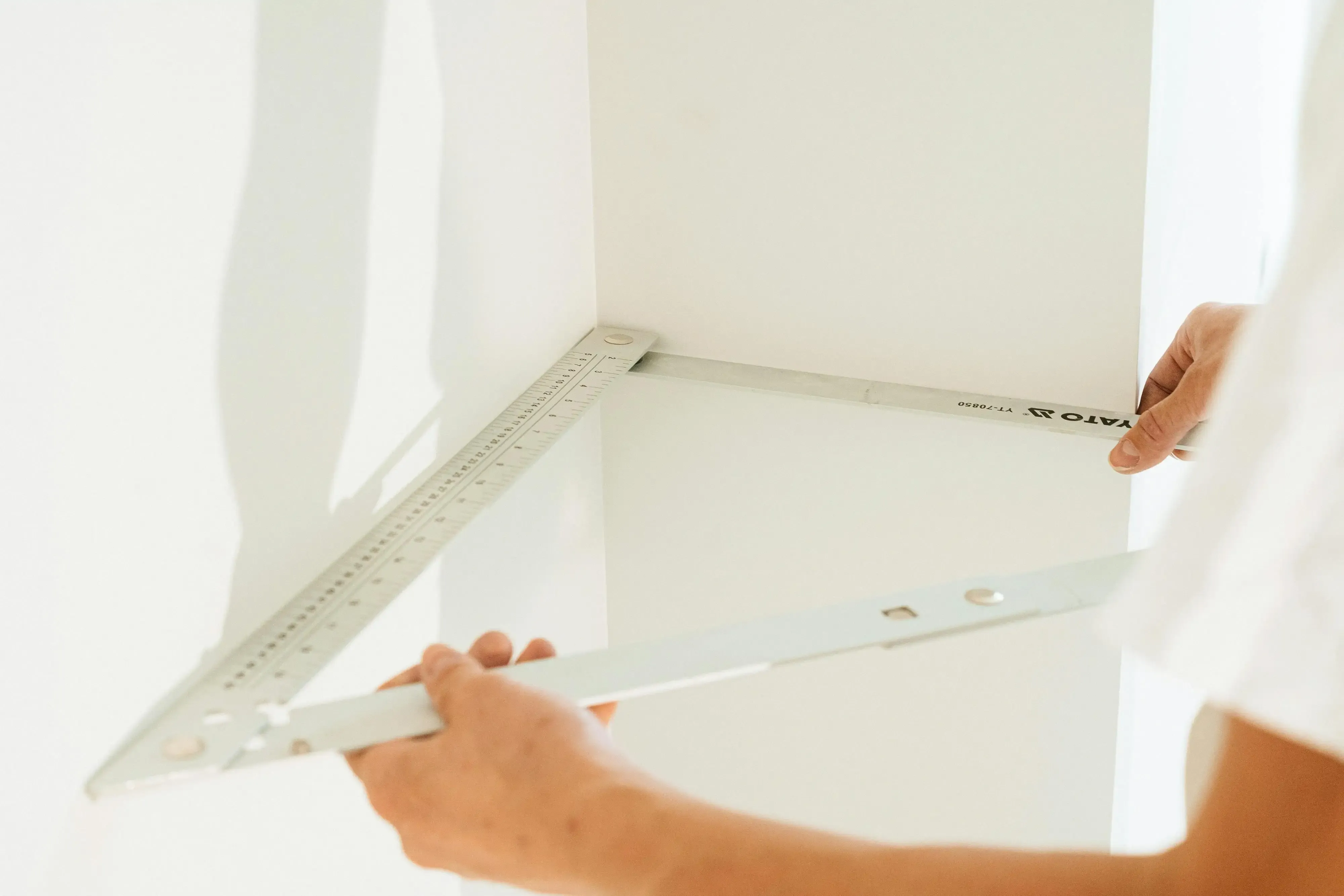 Tecnico profesional en un piso