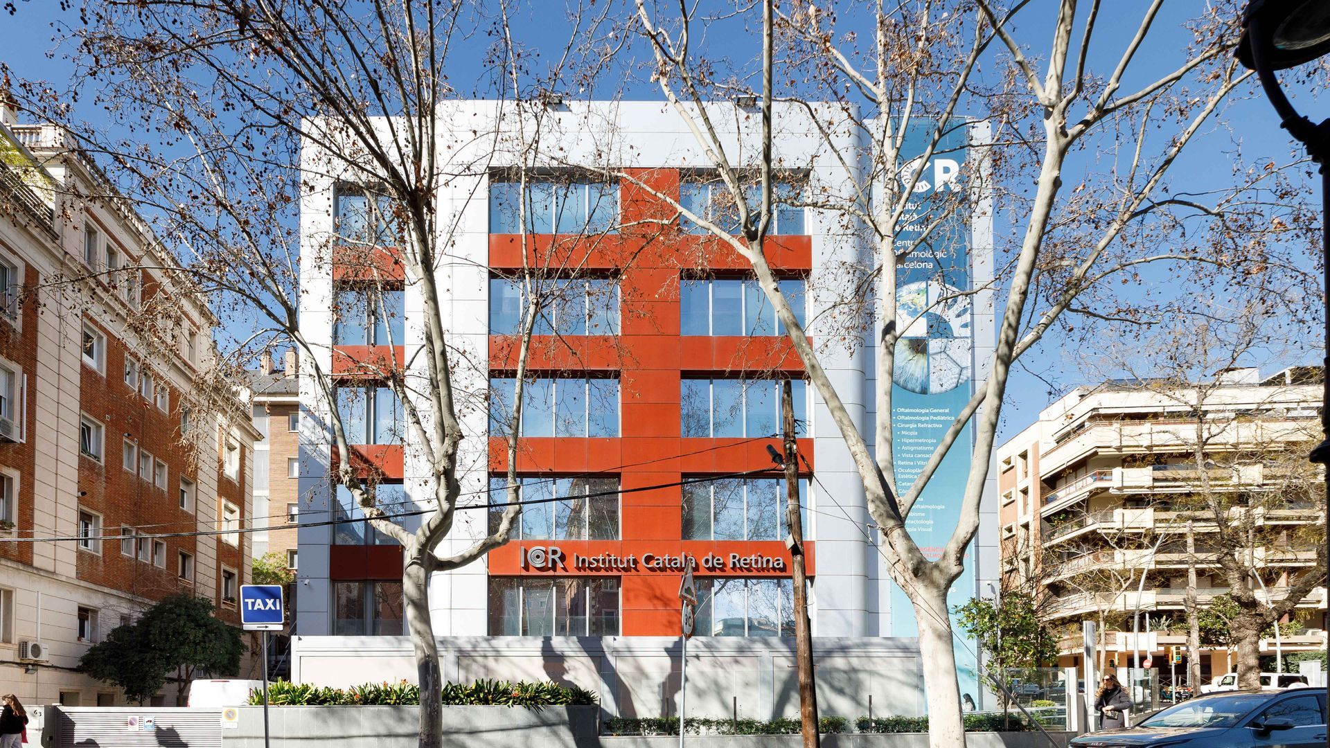 Fotografía arquitectónica de edificio residencial moderno en Barcelona