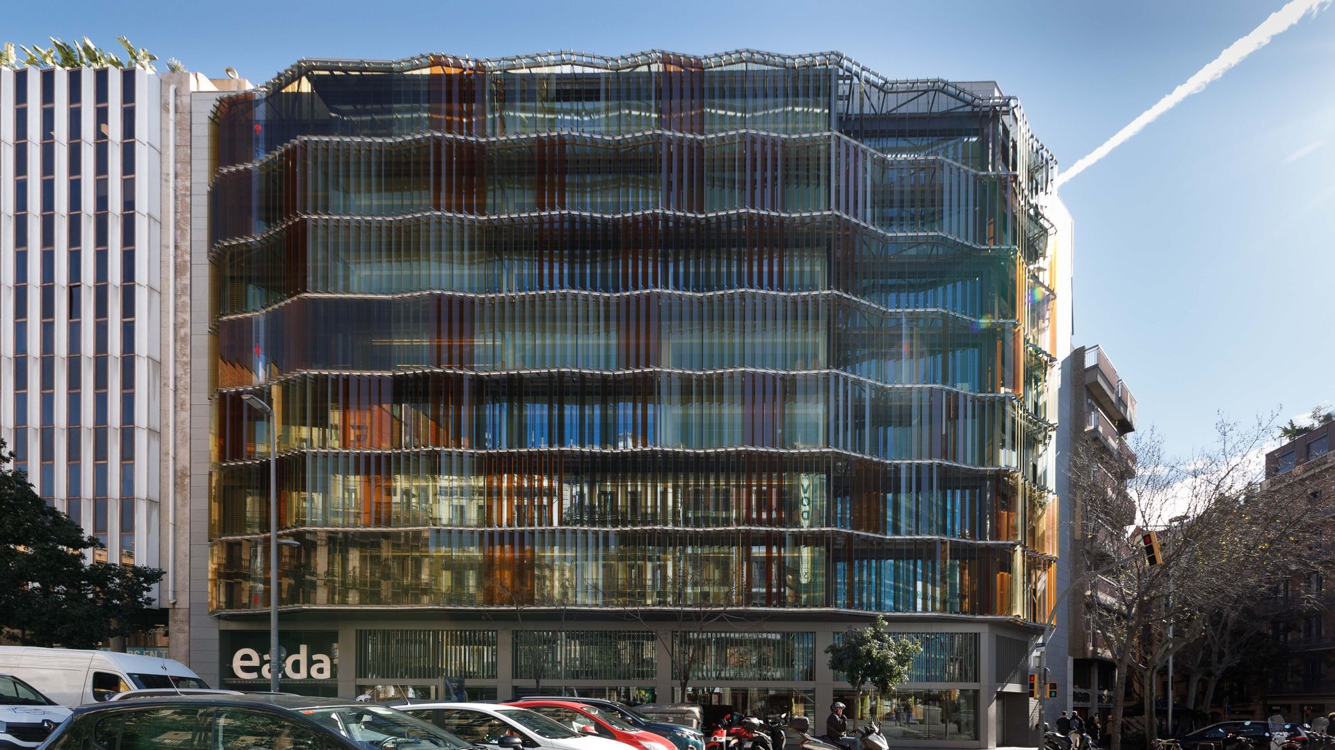 Fotografía arquitectónica de edificio corporativo moderno en Barcelona