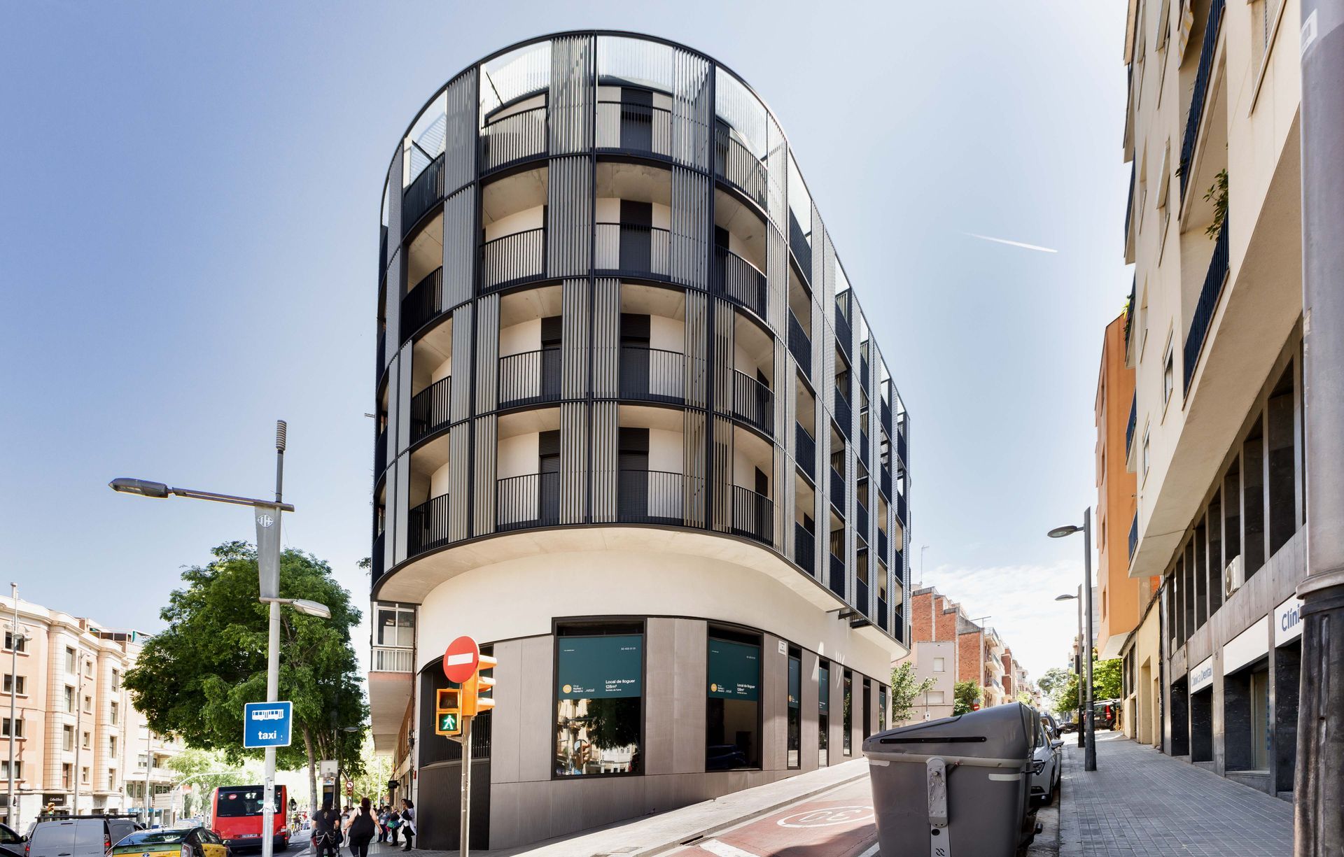 Fotografía arquitectónica de edificio residencial de nueva construcción en Barcelona