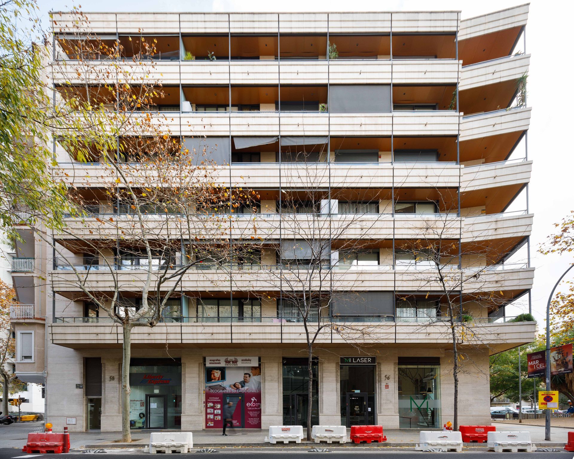 Fotografía arquitectónica de edificio residencial contemporáneo en Barcelona