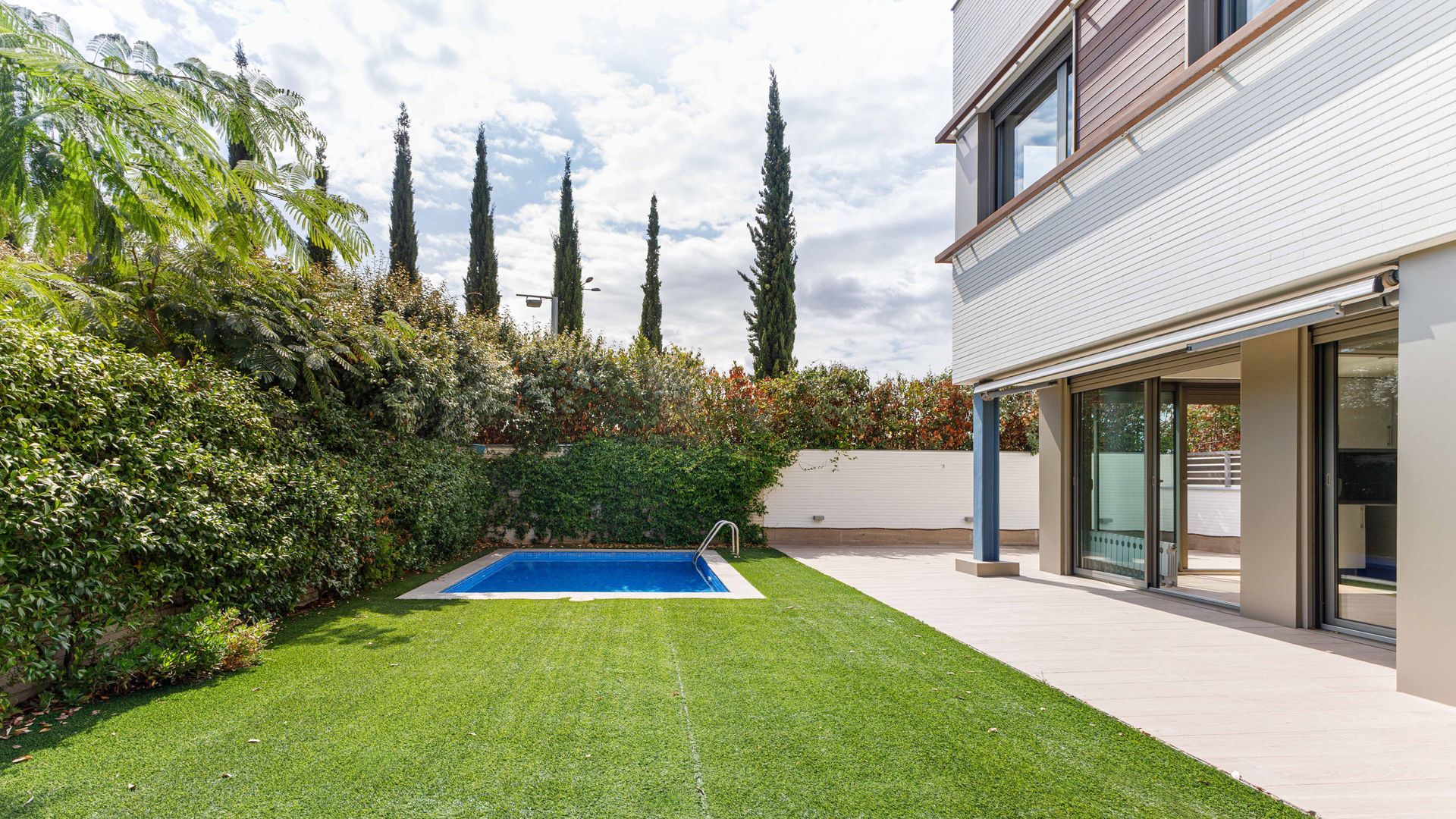 Fotografía inmobiliaria de vivienda unifamiliar con piscina en Barcelona