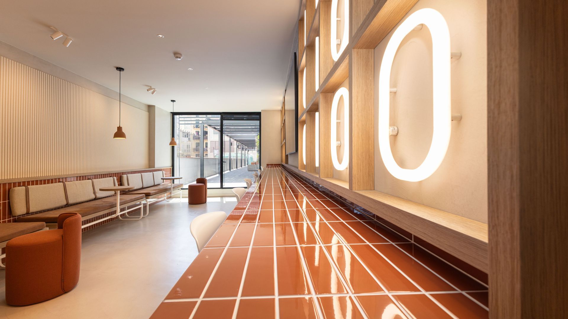 Fotografía inmobiliaria de interior comercial con acabados premium en Barcelona