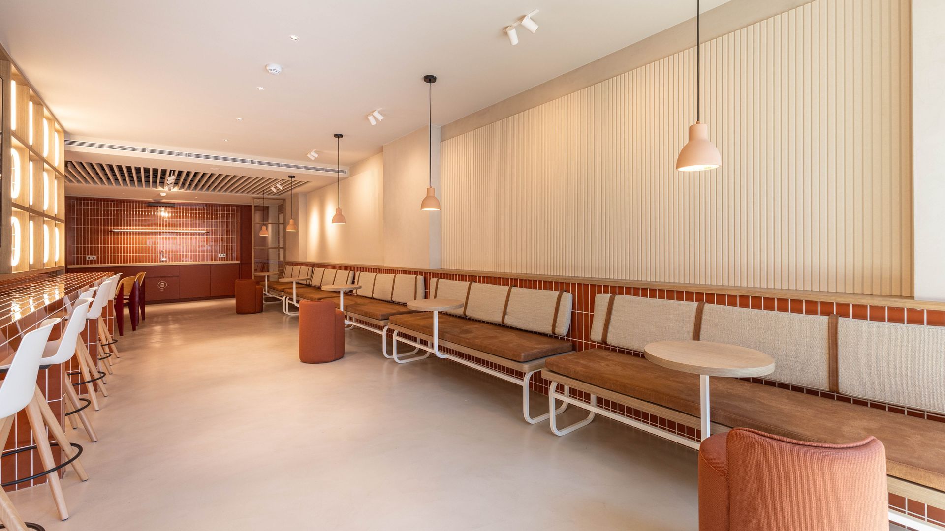 Fotografía inmobiliaria de local comercial reformado en Barcelona