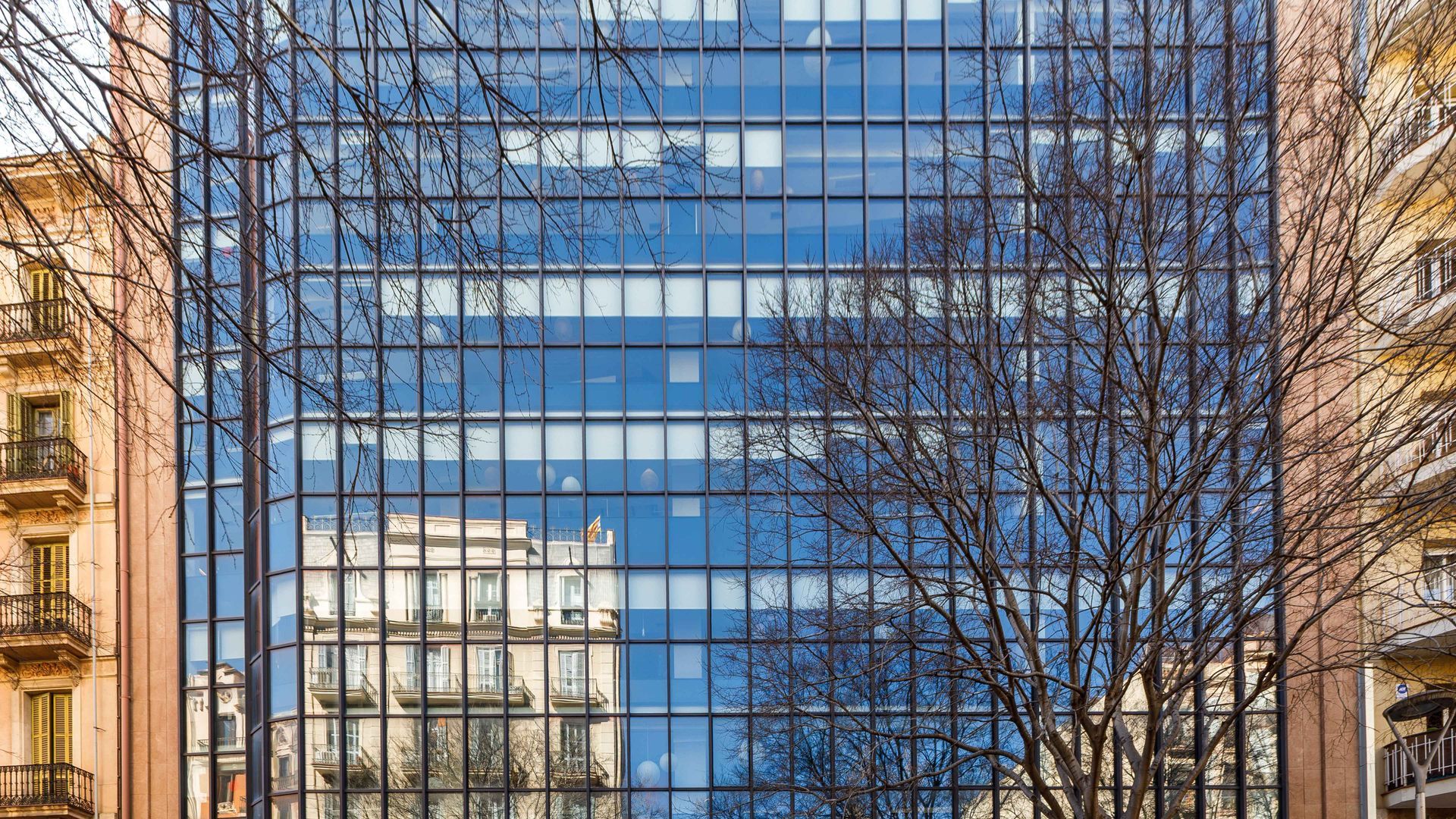 Fotografía arquitectónica de edificio corporativo en Barcelona