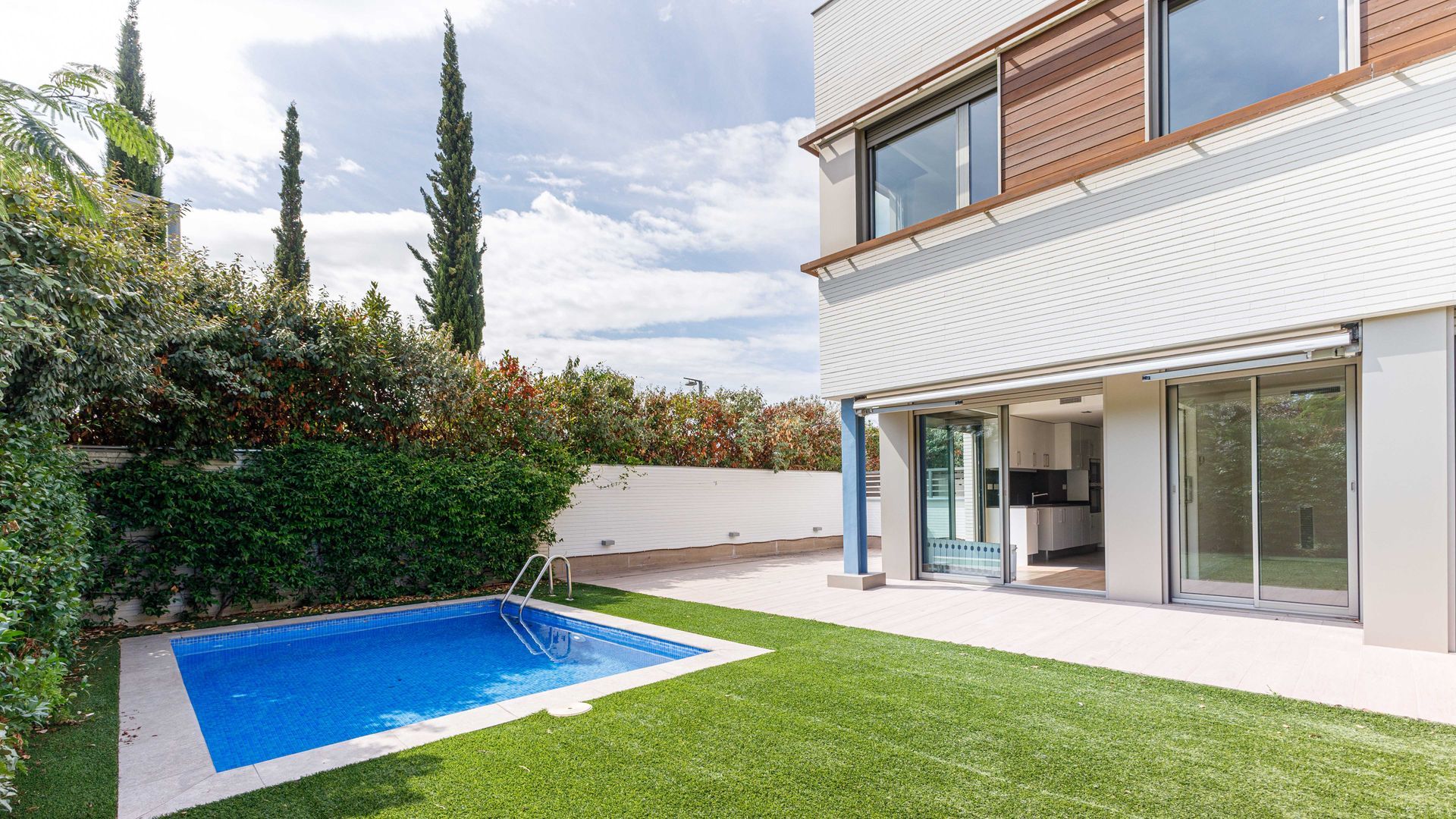 Fotografía inmobiliaria de vivienda unifamiliar con piscina en Barcelona